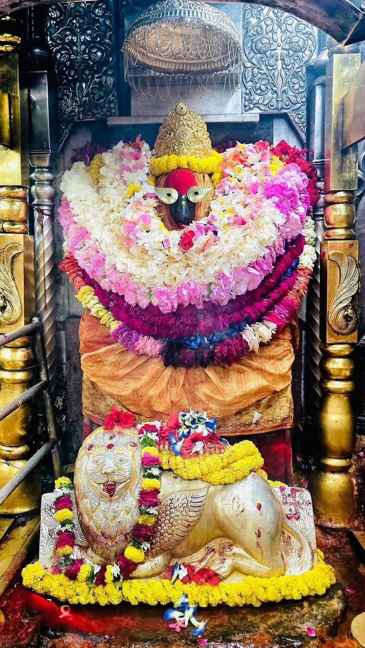 🌸 *जय माँ विंध्यवासिनी* 🌸
आज दिनांक 29 अक्टूबर 2026, गुरुवार
कार्तिक मास कृष्ण पक्ष संकष्टी चतुर्दशी
करवा चौथ के पावन पर्व पर...
कीजिए माँ विंध्यवासिनी के मंगला आरती का अलौकिक, दिव्य और मनमोहक दर्शन 🙏
सुहागिनों का अखंड सौभाग्य, सभी भक्तों की मनोकामना पूर्ण करने वाली...
माँ विंध्वासिनी अपने सभी भक्तों पर अपनी कृपा दृष्टि बनाए रखें।
प्रेम से बोलिए - जय माता दी!
#MaaVindhyavasini #KarwaChauthVrat #VindhyachalDham #MaaKeDarshan #TodayMirzapur