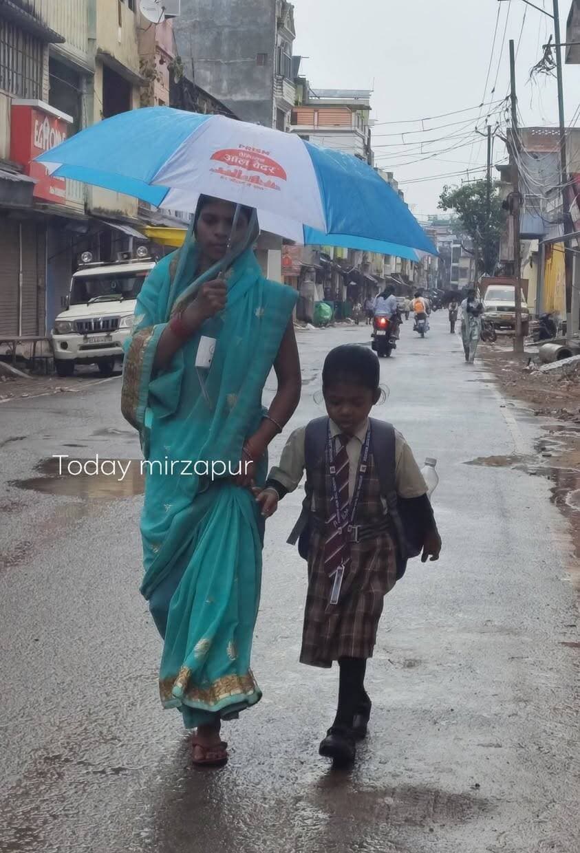 🌧️ **मिर्जापुर समेत पूरे यूपी में बदला मौसम का मिजाज, सुबह से बारिश!**
मिर्जापुर सहित उत्तर प्रदेश के कई इलाकों में गुरुवार सुबह से बारिश होने से मौसम बदल गया है। मौसम में आए इस बदलाव के बीच अगले तीन दिनों तक बारिश की संभावना जताई जा रही है।
बारिश के चलते तापमान में गिरावट और ठंडक बढ़ने की संभावना है। लोगों को सलाह है कि मौसम की स्थिति को देखते हुए यात्रा और दैनिक कामकाज की योजना बनाएं।
सभी फोटो today mirzapur news चैनल
#Mirzapur #UPWeather #मौसम_अपडेट #बारिश #उत्तरप्रदेश #TodayMirzapurNews
नोट: मिर्जापुर के ताजा पूर्वानुमान में 29 और 30 अक्टूबर को बारिश की संभावना है। 31 अक्टूबर को भी कुछ समय बारिश हो सकती है, लेकिन पूरे उत्तर प्रदेश में तीन दिन बारिश का दावा करने से पहले राज्यव्यापी मौसम पूर्वानुमान की पुष्टि जरूरी है।