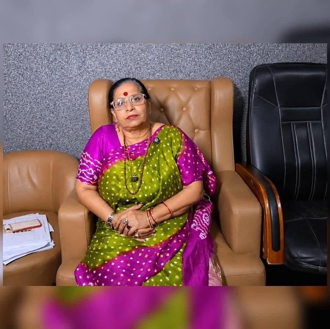 भविष्य बताने वाले ज्योतिषाचार्य की पत्नी MLC चुनाव में हारीं:कांग्रेस से बगावत का फायदा नहीं मिला, 300 वोट भी नहीं मिले,
यूजर बोले- ज्योतिषाचार्य का टोटका कहां गया
#लखनऊ खंड स्नातक एमएलसी चुनाव में ज्योतिषाचार्य आचार्य इंदु प्रकाश मिश्रा की पत्नी स्मिता मिश्रा को हार का सामना करना पड़ा। कांग्रेस से टिकट मिलने की उम्मीद में पार्टी में शामिल हुईं स्मिता को बाद में निर्दलीय प्रत्याशी के रूप में चुनाव लड़ना पड़ा। प्रचार के दौरान उन्होंने स्नातकों, शिक्षकों और युवाओं से संपर्क किया, लेकिन उन्हें 300 वोट भी नहीं मिले।
📌 कांग्रेस में शामिल हुईं, फिर निर्दलीय मैदान में उतरी
🔮 पति से चुनावी भविष्य नहीं पूछा था: स्मिता
ज्योतिषाचार्य इंदु प्रकाश मिश्रा की पत्नी की हार के बाद सोशल मीडिया पर तरह-तरह की प्रतिक्रियाएं सामने आईं। यूजर्स ने सवाल उठाया कि लोगों को उपाय और टोटके बताने वाले ज्योतिषाचार्य अपनी पत्नी की चुनावी किस्मत क्यों नहीं भांप सके।
इस पर स्मिता मिश्रा ने कहा कि उन्होंने अपने चुनावी भविष्य को लेकर पति से कुछ नहीं पूछा था। उन्होंने बताया कि उनके पति के पास अलग-अलग राजनीतिक दलों से जुड़े लोग आते हैं और उनके बताए उपाय करते हैं। हालांकि, स्मिता के मुताबिक, वह एमएलसी चुनाव में सत्ता सुख के लिए नहीं, बल्कि जनसेवा और परोपकार की भावना से उतरी थीं।
⚖️ हार के बाद चुनाव प्रक्रिया पर लगाए आरोप
चुनाव में हार के बाद स्मिता मिश्रा ने मतदान प्रक्रिया पर सवाल उठाए। दैनिक भास्कर से बातचीत में उन्होंने आरोप लगाया कि चुनाव में बूथ कैप्चरिंग हुई और उनके एजेंट को मतदान केंद्र के अंदर बैठने नहीं दिया गया।
स्मिता का दावा है कि अधिकारियों ने उनके सामने ही एजेंट को डांटकर बाहर निकाल दिया। उन्होंने कहा कि वह दो साल से चुनाव की तैयारी कर रही थीं और 37 तहसीलों के स्कूल-कॉलेजों में जाकर शिक्षकों, विद्यार्थियों तथा स्नातकों से संपर्क किया था।
उन्होंने मतदाता सूची में गड़बड़ी, समर्थकों के नाम नहीं जुड़ने और कुछ लोगों को मतदान से रोकने के आरोप भी लगाए। स्मिता ने चुनाव में पैसे के इस्तेमाल और फर्जी मतदान की शिकायतें मिलने का दावा किया। ये सभी आरोप उनके द्वारा लगाए गए हैं।