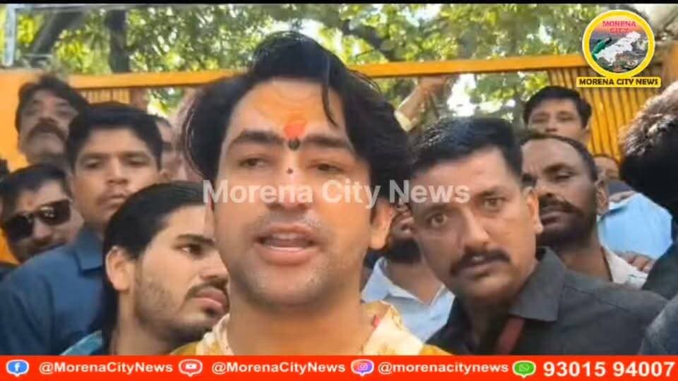 धीरेंद्र कृष्ण शास्त्री का बड़ा बयान: ‘हिंदुओं को हिंदुओं से ही सबसे बड़ा खतरा’, नशा, नींद और नारी को बताया भविष्य के लिए घातक
दतिया। बागेश्वर धाम के पीठाधीश्वर आचार्य धीरेंद्र कृष्ण शास्त्री ने दतिया में पत्रकार सम्मेलन के दौरान हिंदुओं को लेकर बड़ा बयान दिया है। उन्होंने कहा कि हिंदुस्तान में हिंदुओं को सबसे बड़ा खतरा हिंदुओं से ही है। उनके मुताबिक, हिंदुओं को जितना खतरा मुस्लिम या ईसाइयों से नहीं है, उससे कहीं ज्यादा खतरा आपसी मतभेदों और अपने ही लोगों से है। उनके इस बयान के बाद राजनीतिक और सामाजिक हलकों में चर्चा तेज होने की संभावना है।
‘हम हिंदुओं को जगाने का काम कर रहे हैं’
पत्रकारों से बातचीत करते हुए आचार्य धीरेंद्र कृष्ण शास्त्री ने कहा कि उनका उद्देश्य लोगों को समझाना नहीं, बल्कि हिंदुओं को जगाना है। उन्होंने कहा कि इतिहास गवाह है कि लोगों को जगाने का काम करने वालों को सबसे पहले निशाना बनाया जाता है।
अपनी बात को उदाहरण के जरिए समझाते हुए उन्होंने मुर्गे का जिक्र किया। उन्होंने कहा कि मुर्गा लोगों को जगाता है, इसलिए लोग सबसे ज्यादा उसी को काटते हैं। उनके इस उदाहरण के जरिए जागरूकता फैलाने के रास्ते में आने वाली चुनौतियों की ओर इशारा किया गया।
‘सिर्फ गति नहीं, प्रगति भी जरूरी’
आचार्य धीरेंद्र कृष्ण शास्त्री ने जीवन में आगे बढ़ने के साथ सही दिशा में विकास करने की जरूरत पर भी जोर दिया। उन्होंने कहा कि केवल गति होना पर्याप्त नहीं है, बल्कि जीवन में प्रगति भी जरूरी है।
उनके संदेश का मुख्य जोर जीवन में अनुशासन, जागरूकता और सकारात्मक बदलाव पर रहा। उन्होंने युवाओं के भविष्य के संदर्भ में नशा, नींद और नारी का उल्लेख करते हुए इन्हें घातक बताया।
बयान को लेकर चर्चा
दतिया में पत्रकार सम्मेलन के दौरान दिए गए इन बयानों में हिंदुओं को आपसी स्तर पर जागरूक करने और जीवन में अनुशासन बनाए रखने का संदेश प्रमुखता से सामने आया। हिंदुओं को हिंदुओं से ही सबसे बड़ा खतरा होने संबंधी उनकी टिप्पणी खास तौर पर चर्चा का विषय बनी हुई है।
#दतिया #चंबल #पत्रकार