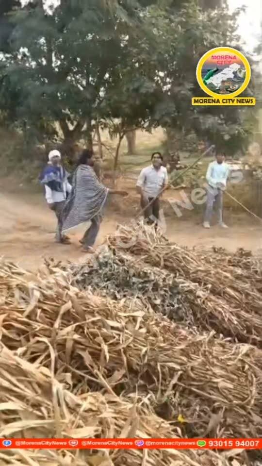 मुरैना में बिजली का तार डालने पर खू-नी संघर्ष! पिता-पुत्र को ला-ठियों से पी-टा, मामला दर्ज
मुरैना। सिविल लाइन थाना क्षेत्र के परम सिंह का पुरा गांव में बिजली का तार डालने को लेकर विवाद हो गया। विवाद ने देखते ही देखते मा-रपीट का रूप ले लिया। आरोप है कि गांव के कुछ लोगों ने पिता-पुत्र पर लाठियों से हमला कर दिया, जिससे दोनों घायल हो गए। पीड़ित की शिकायत पर पुलिस ने नामजद आरोपियों के खिलाफ मामला दर्ज कर जांच शुरू कर दी है।
जानकारी के अनुसार, फरियादी उदय सिंह जाटव का बेटा रंजीत जाटव और भूरा जाटव अपने घर में बिजली जलाने के लिए दूसरी जगह से तार डालकर ला रहे थे। इसी बात को लेकर गांव के हरिसिंह जाटव, उसके बेटे अतेंद्र और प्रमोद तथा भांजे नीकेश जाटव ने विरोध किया।
आरोप है कि विरोध के दौरान आरोपियों ने उदय सिंह जाटव के साथ ला-ठियों से मा-रपीट शुरू कर दी। पिता को पिटता देख बेटा रंजीत जाटव बचाने पहुंचा, तो उसके साथ भी मा-रपीट की गई। आरोप है कि हमलावरों ने पिता-पुत्र को सड़क पर प-टककर ला-ठियों से पी-टा।
घटना के बाद पीड़ित पक्ष ने सिविल लाइन थाने पहुंचकर शिकायत दर्ज कराई। पुलिस ने शिकायत के आधार पर नामजद आरोपियों के खिलाफ मामला दर्ज कर लिया है। फिलहाल पुलिस पूरे मामले की जांच कर रही है।
#मुरैना #morena #पुलिस