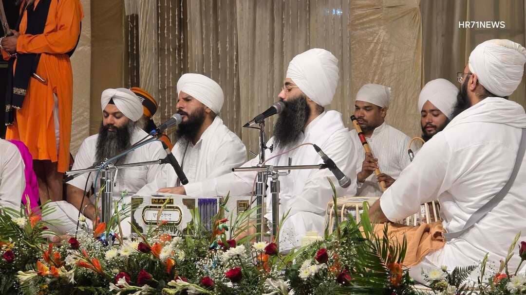 यमुनानगर के गुरुद्वारा संतपुरा में सजा भव्य गुरमत समागम, हजारों श्रद्धालुओं ने ग्रहण किया गुरबाणी का पावन अमृत 🙏
यमुनानगर के ऐतिहासिक गुरुद्वारा संतपुरा साहिब में श्री गुरु ग्रंथ साहिब जी के गुरतागद्दी समागम के पावन अवसर पर गुरुमान्यो ग्रंथ सेवा सोसाइटी द्वारा विशाल गुरमत समागम का आयोजन करवाया गया।
इस पावन समागम में यूके से पहुंचे प्रसिद्ध गुरबाणी प्रचारक भाई हरिंदर सिंह जी निर्वैर खालसा ने गुरबाणी और गुरमत विचारों के माध्यम से संगत को निहाल किया। समागम के दौरान हजारों की संख्या में सिख श्रद्धालुओं ने गुरु घर में नतमस्तक होकर गुरबाणी का श्रवण किया और गुरु साहिब की शिक्षाओं से जुड़कर आध्यात्मिक आनंद प्राप्त किया।
पूरा गुरुद्वारा परिसर गुरु भक्ति, गुरबाणी की मधुर धुनों और वाहेगुरु के जयकारों से गूंज उठा। इस विशाल समागम ने संगत को गुरु साहिब की शिक्षाओं पर चलने, सेवा-सिमरन करने और गुरबाणी को अपने जीवन में अपनाने का संदेश दिया। 🙏
धन्य-धन्य श्री गुरु ग्रंथ साहिब जी महाराज 🙏
वाहेगुरु जी का खालसा, वाहेगुरु जी की फतेह! ❤️
#Yamunanagar #GurdwaraSantpura #GurmatSamagam #HarinderSinghNirvairKhalsa #HR71News