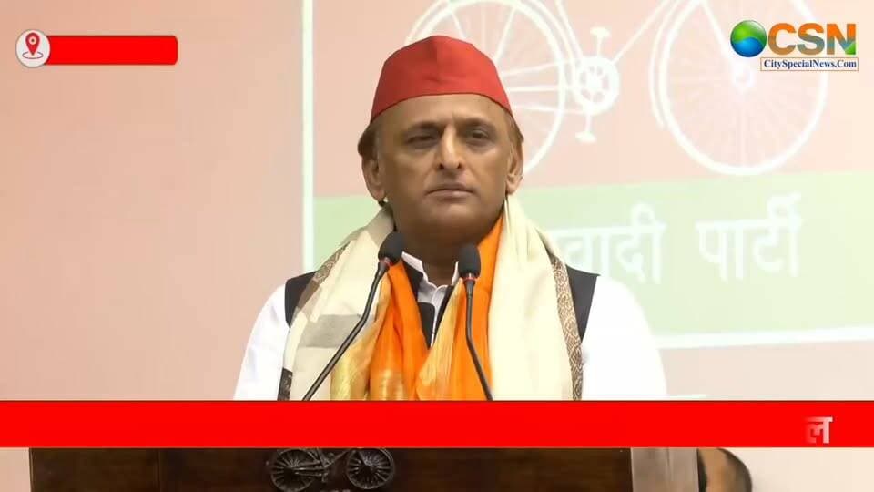 चीन के लोग घुसपैठिए हैं, तो बीजेपी खुलकर कहे! समाजवादी पार्टी के राष्ट्रीय अध्यक्ष अखिलेश यादव के इस बयान ने सियासी बहस को एक बार फिर तेज कर दिया है। अखिलेश ने चीन और सीमा सुरक्षा के मुद्दे पर केंद्र की बीजेपी सरकार को घेरते हुए कई सवाल उठाए हैं।
समाजवादी पार्टी के राष्ट्रीय अध्यक्ष अखिलेश यादव ने केंद्र और उत्तर प्रदेश की बीजेपी सरकार पर निशाना साधा है। अखिलेश यादव का कहना है कि बीजेपी घुसपैठ के मुद्दे पर राजनीति कर रही है, तो उसे चीन से जुड़े मामलों पर भी अपना रुख स्पष्ट करना चाहिए।
अखिलेश यादव ने चुनौती देते हुए कहा कि अगर बीजेपी में हिम्मत है, तो वह खुलकर कहे कि चीन के लोग घुसपैठिए हैं। उन्होंने अरुणाचल प्रदेश और लद्दाख समेत चीन की सीमा से जुड़े हालात का हवाला देते हुए केंद्र सरकार की चीन नीति पर सवाल उठाए और घुसपैठ की परिभाषा स्पष्ट करने की मांग की।
इस बयान के जरिए अखिलेश यादव ने बीजेपी पर घुसपैठ के मुद्दे पर दोहरा रवैया अपनाने का आरोप लगाया है।
वहीं, इस विवाद में बीजेपी की ओर से भी पलटवार किया गया है। मुख्यमंत्री योगी आदित्यनाथ ने समाजवादी पार्टी पर बांग्लादेशी और पाकिस्तानी घुसपैठियों के समर्थन का आरोप लगाया था। ऐसे में घुसपैठ का मुद्दा अब राजनीतिक बयानबाजी के केंद्र में आ गया है।
फिलहाल, चीन की सीमा सुरक्षा और घुसपैठ को लेकर उठे सवालों के बीच बीजेपी और समाजवादी पार्टी के बीच सियासी बयानबाजी तेज है। अब देखना होगा कि इस मुद्दे पर दोनों दलों की ओर से आगे क्या प्रतिक्रिया सामने आती है।
#AkhileshYadav #अखिलेश_यादव #ChinaInfiltration #चीनी_घुसपैठ #BJP #बीजेपी #SamajwadiParty #समाजवादी_पार्टी #YogiAdityanath #योगी_आदित्यनाथ #ChinaBorder #भारतचीनसीमा #घुसपैठ #सीमासुरक्षा #भारतीय_राजनीति #UPPolitics #IndianPolitics #PoliticalNews #BreakingNews #HindiNews #LatestNews #PoliticalDebate #Ladakh #ArunachalPradesh #BJPvsSP #CitySpecialNews