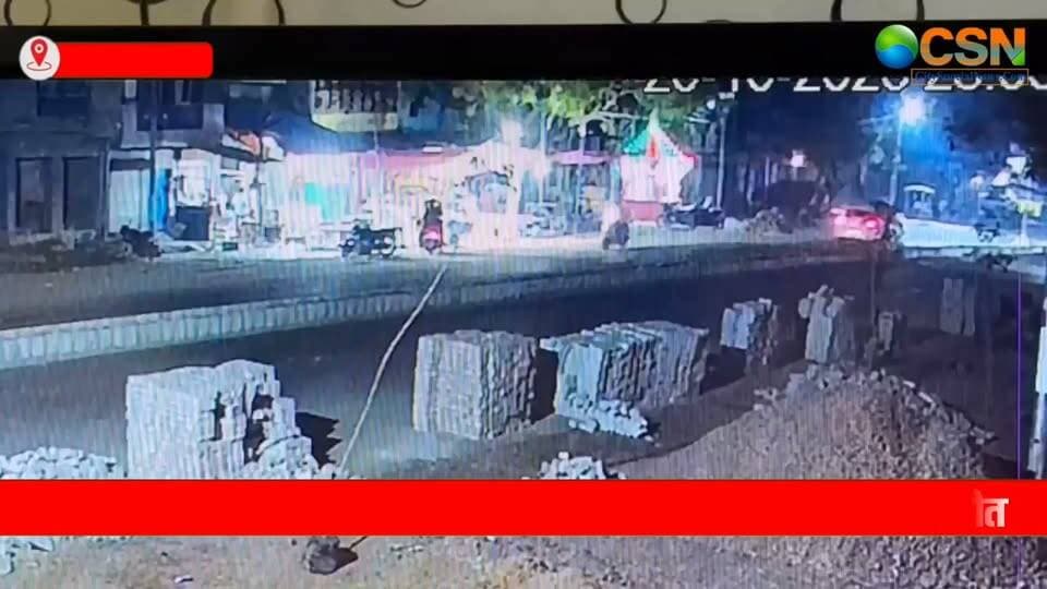 उत्तर प्रदेश के अलीगढ़ से रोडरेज की एक दिल दहला देने वाली घटना सामने आई है। मामूली हॉर्न विवाद के बाद सफेद ऑडी कार से बाइक सवारों को टक्कर मारने और सड़क पर गिरे युवक को कुचलने का आरोप है। इस घटना में हलवाई मनोज कुमार की इलाज के दौरान मौत हो गई, जबकि उनके साथी कन्हैया घायल हो गए। घटना का CCTV फुटेज सामने आने के बाद मामला सुर्खियों में है। पुलिस ने कार चला रहे आरोपी विक्रांत को गिरफ्तार कर जेल भेज दिया है।
घटना 20 अक्टूबर की रात करीब 11 बजे की बताई जा रही है। अलीगढ़ के बन्नादेवी थाना क्षेत्र में मनोज कुमार अपने साथी कन्हैया के साथ बाइक से जा रहे थे। बताया जा रहा है कि इससे पहले सड़क पर हॉर्न बजाने और रास्ते को लेकर ऑडी कार सवारों के साथ उनकी कहासुनी हुई थी।
आरोप है कि विवाद के बाद दोनों बाइक से आगे निकल गए, लेकिन कुछ दूरी पर सफेद ऑडी कार ने उनकी बाइक को पीछे से टक्कर मार दी। टक्कर लगने से दोनों सड़क पर गिर पड़े।
इसके बाद CCTV फुटेज में कार को पीछे करते हुए और सड़क पर गिरे मनोज की ओर बढ़ते हुए देखा गया। आरोप है कि कार मनोज के ऊपर चढ़ गई और चालक मौके से फरार हो गया। गंभीर रूप से घायल मनोज को अस्पताल पहुंचाया गया, जहां इलाज के दौरान उनकी मौत हो गई। उनके साथी कन्हैया भी घायल हुए।
मामले में एक और अहम बात सामने आई है। जिस सफेद ऑडी कार से यह घटना हुई, वह पूर्व भाजपा जिला अध्यक्ष चौधरी देवराज सिंह के नाम पर पंजीकृत बताई गई है। पुलिस ने जांच के दौरान CCTV फुटेज और अन्य तकनीकी साक्ष्यों के आधार पर कार चालक की पहचान विक्रांत के रूप में की। विक्रांत को पूर्व भाजपा जिला अध्यक्ष का भतीजा बताया जा रहा है।
पुलिस के मुताबिक, शुरुआत में कार के चालक के तौर पर दूसरे व्यक्ति का नाम सामने आया था, लेकिन जांच में उसकी घटना में भूमिका नहीं पाई गई। इसके बाद पुलिस ने विक्रांत को गिरफ्तार किया और अदालत में पेश करने के बाद उसे न्यायिक हिरासत में भेज दिया।
इस मामले में पूर्व भाजपा जिला अध्यक्ष चौधरी देवराज सिंह ने अपने भतीजे को निर्दोष बताते हुए दावा किया है कि घटना के समय विक्रांत अलीगढ़ में मौजूद नहीं था और कार उनका चालक चला रहा था। दूसरी ओर, पुलिस का कहना है कि CCTV फुटेज और तकनीकी साक्ष्यों के आधार पर विक्रांत की पहचान की गई है।
पुलिस ने मामले में हत्या समेत अन्य गंभीर धाराओं में मुकदमा दर्ज किया है। अब जांच में सामने आए साक्ष्यों और दोनों पक्षों के दावों के आधार पर आगे की कानूनी कार्रवाई की जाएगी।
फिलहाल, हॉर्न बजाने को लेकर शुरू हुआ मामूली विवाद एक परिवार के लिए जिंदगी भर का दर्द बन गया है। इस घटना ने सड़क पर बढ़ते गुस्से और रोडरेज के खतरनाक अंजाम पर फिर सवाल खड़े कर दिए हैं।
#Aligarh #AligarhRoadRage #RoadRage #AligarhNews #UttarPradeshNews #UPNews #BreakingNews #ViralCCTV #CCTVFootage #AudiCar #RoadAccident #ManojKumar #JusticeForManoj #CrimeNews #CrimeUpdate #HindiNews #UPPolice #BannaDevi #RoadRageIncident #ViralNews #LatestNews #CrimeAlert #सड़क_पर_गुंडागर्दी #अलीगढ़_न्यूज #रोडरेज #ऑडी_कार #CCTV_फुटेज #उत्तरप्रदेश_समाचार #हॉर्न_विवाद #CitySpecialNews