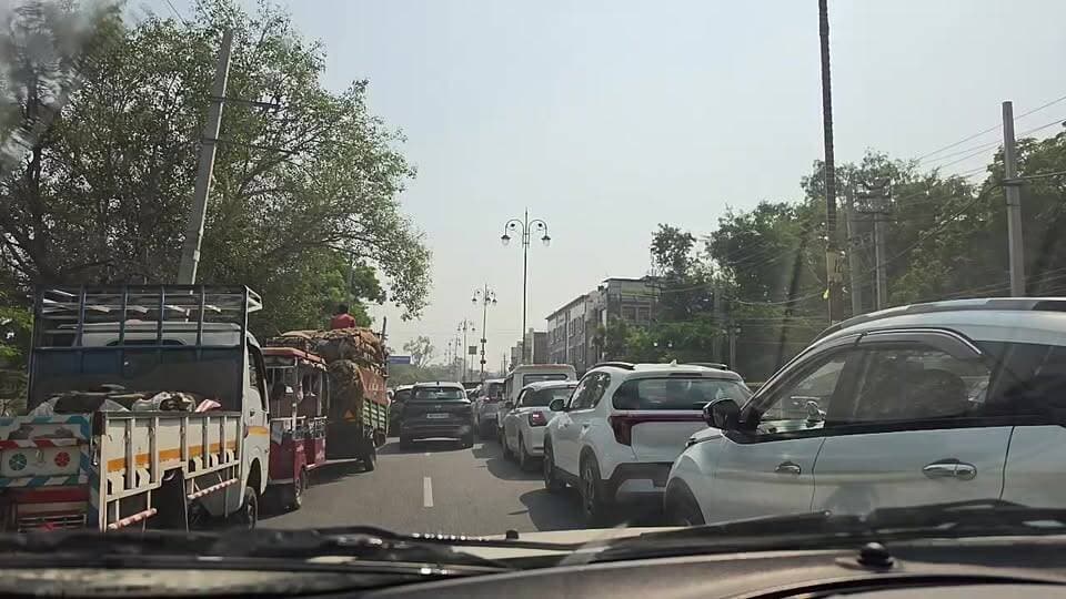 🚨 हिसार ट्रैफिक अलर्ट! लंबा जाम, वाहन चालक सावधान! 🚨
🚗⚠️ इस समय सेक्टर-14 से शहर की तरफ आने वाली सड़क पर वाहनों का लंबा जाम लगा हुआ है।
📢 वाहन चालकों से अपील है कि परेशानी से बचने के लिए अपना रूट बदल लें और वैकल्पिक रास्ते का इस्तेमाल करें।
🎤 RSN EXPRESS | आपकी आवाज़, आपकी खबर
#HisarTraffic #TrafficAlert #Sector14 #HisarNews #TrafficJam #RSNEXPRESS #BreakingNewsTamil
