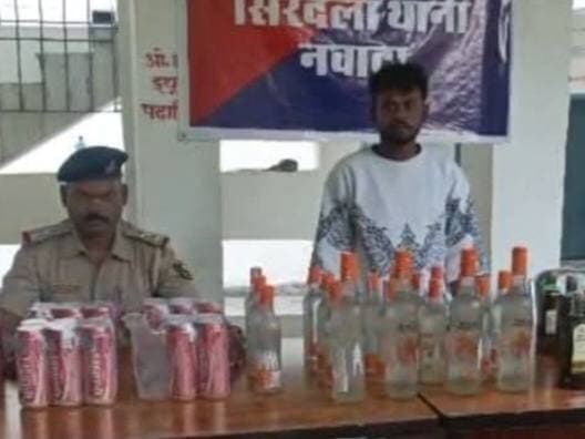 सिरदला पुलिस ने की बड़ी कार्रवाई, 42 लीटर अंग्रेजी शराब के साथ एक तस्कर गिरफ्तार, बाइक भी जप्त ।
नवादा जिला के सिरदला थाना पुलिस ने अवैध शराब के विरुद्ध कार्रवाई करते हुए सिरदला बाजार से एक मोटरसाइकिल सवार व्यक्ति को 42 लीटर अंग्रेजी शराब के साथ गिरफ्तार किया है। गिरफ्तार व्यक्ति की पहचान राकेश कुमार मांझी पिता राजकुमार मांझी, ग्राम बसकटवा, थाना गुरपा, जिला गया के रूप में हुई है। पुलिस ने बताया कि गुप्त सूचना के आधार पर सिरदला बाजार में वाहन चेकिंग के दौरान मोटरसाइकिल पर भारी मात्रा में अंग्रेजी शराब, केन बियर और बोतलें ले जाते हुए पकड़ा गया। जब्त शराब और मोटरसाइकिल को थाना लाया गया तथा गिरफ्तार व्यक्ति को न्यायिक हिरासत में भेजा जा रहा है।
नवादा से राकेश कुमार चंदन की रिपोर्ट !