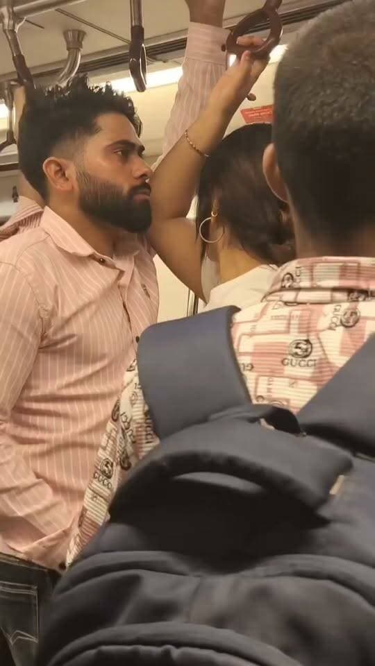 दिल्ली मेट्रो में एक बार फिर सार्वजनिक व्यवहार को लेकर उठा सवाल, वीडियो सोशल मीडिया पर वायरल
नई दिल्ली:लाखों लोगों के रोजाना सफर का साधन बनने वाली दिल्ली मेट्रो एक बार फिर अपने अंदर की गतिविधियों और सार्वजनिक व्यवहार को लेकर चर्चा और विवादों के केंद्र में आ गई है। सोशल मीडिया पर सामने आए एक नए वीडियो ने यात्रियों के बीच खासी बहस छेड़ दी है।
सार्वजनिक परिवहन में यात्रियों से यह उम्मीद की जाती है कि वे दूसरों की सुविधा, आपसी सम्मान और सार्वजनिक मर्यादा का पूरा ध्यान रखें। मेट्रो कोई निजी जगह नहीं है, बल्कि यह सभी यात्रियों के लिए एक साझा सार्वजनिक स्थान है। ऐसे में यह बड़ा सवाल खड़ा होता है कि सार्वजनिक जगहों पर नागरिक जिम्मेदारी, अनुशासन और शालीनता बनाए रखना आखिर कितना जरूरी है।
इस प्रकार की घटनाओं के सामने आने के बाद लगातार यह सवाल पूछा जा रहा है कि क्या सार्वजनिक स्थानों पर अनुचित व्यवहार करने वालों के खिलाफ कड़ी से कड़ी कार्रवाई होनी चाहिए? सोशल मीडिया पर वायरल हो रहे इस वीडियो के बाद से इस तरह के मामलों पर रोक लगाने के लिए कड़े कदम उठाने की मांग जोर पकड़ रही है।