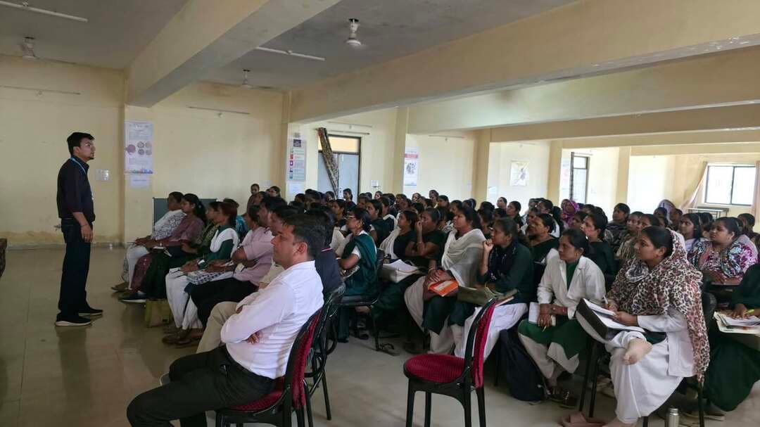 थांदला में टीकाकरण से रोकी जा सकने वाली बीमारियों की निगरानी व्यवस्था को सुदृढ़ बनाने हेतु कार्यशाला आयोजित
खसरा, रूबेला, डिप्थीरिया एवं पोलियो जैसी बीमारियों की समय पर पहचान और त्वरित रिपोर्टिंग पर दिया जोर
जिले में टीकाकरण से रोकी जा सकने वाली बीमारियों (वीपीडी) की निगरानी व्यवस्था को सुदृढ़ बनाने, संदिग्ध मामलों की समय पर पहचान एवं त्वरित रिपोर्टिंग सुनिश्चित करने के उद्देश्य से बुधवार को विकासखंड थांदला में एक दिवसीय वीपीडी सर्विलांस सुदृढ़ीकरण कार्यशाला आयोजित की गई।
मुख्य चिकित्सा एवं स्वास्थ्य अधिकारी, जिला झाबुआ के निर्देशानुसार आयोजित कार्यशाला में विश्व स्वास्थ्य संगठन (डब्ल्यूएचओ), इंदौर के सर्विलांस मेडिकल ऑफिसर डॉ. अभिषेक बचोतिया द्वारा स्वास्थ्य अधिकारियों एवं मैदानी स्वास्थ्य कार्यकर्ताओं को तकनीकी प्रशिक्षण प्रदान किया गया।
कार्यशाला में डॉ. बचोतिया ने खसरा, रूबेला, डिप्थीरिया, काली खांसी, नवजात टिटनेस एवं पोलियो जैसी गंभीर बीमारियों के लक्षणों, संदिग्ध मामलों की पहचान, सक्रिय निगरानी तथा निर्धारित प्रोटोकॉल के अनुसार समयबद्ध रिपोर्टिंग की प्रक्रिया के संबंध में विस्तृत जानकारी दी। उन्होंने स्वास्थ्य कार्यकर्ताओं को अपने-अपने कार्यक्षेत्र में सतत निगरानी रखने तथा किसी भी संदिग्ध मामले की जानकारी प्राप्त होने पर निर्धारित दिशा-निर्देशों के अनुसार तत्काल सूचना देने पर विशेष जोर दिया।
प्रशिक्षण के दौरान बताया गया कि संक्रामक बीमारियों की समय पर पहचान एवं त्वरित रिपोर्टिंग से संक्रमण के संभावित प्रसार को रोकने तथा आवश्यक स्वास्थ्य सेवाएं एवं नियंत्रण संबंधी कार्रवाई सुनिश्चित करने में सहायता मिलती है। इसके साथ ही नियमित टीकाकरण को अधिक प्रभावी बनाने, टीकाकरण से वंचित एवं छूटे हुए बच्चों की पहचान करने तथा स्वास्थ्य संस्थाओं और मैदानी स्वास्थ्य कार्यकर्ताओं के बीच बेहतर समन्वय स्थापित करने के संबंध में भी चर्चा की गई।
कार्यशाला में स्वास्थ्य अमले को सर्विलांस संबंधी गतिविधियों को गंभीरता से संचालित करने तथा निर्धारित प्रपत्रों एवं रिपोर्टिंग व्यवस्था का नियमित पालन सुनिश्चित करने के निर्देश दिए गए। कार्यशाला का मुख्य उद्देश्य स्वास्थ्यकर्मियों की तकनीकी दक्षता बढ़ाकर टीकाकरण से रोकी जा सकने वाली बीमारियों की निगरानी व्यवस्था को अधिक प्रभावी बनाना रहा।
इस अवसर पर जिला टीकाकरण अधिकारी डॉ. जी.एस. चौहान, जिला सर्विलांस अधिकारी डॉ. हेमेन्द्र सिंह देवड़ा, ब्लॉक प्रोग्राम मैनेजर श्री जॉन खराड़ी, ब्लॉक कम्युनिटी मोबिलाइजर, सेक्टर सुपरवाइजर, सामुदायिक स्वास्थ्य अधिकारी (सीएचओ), एएनएम, आशा सुपरवाइजर सहित विकासखंड थांदला का स्वास्थ्य अमला उपस्थित रहा।
Jansampark Madhya Pradesh CM Madhya Pradesh Indore Commissioner Directorate of Health Services, Madhya Pradesh #Jhabua #JansamparkMP