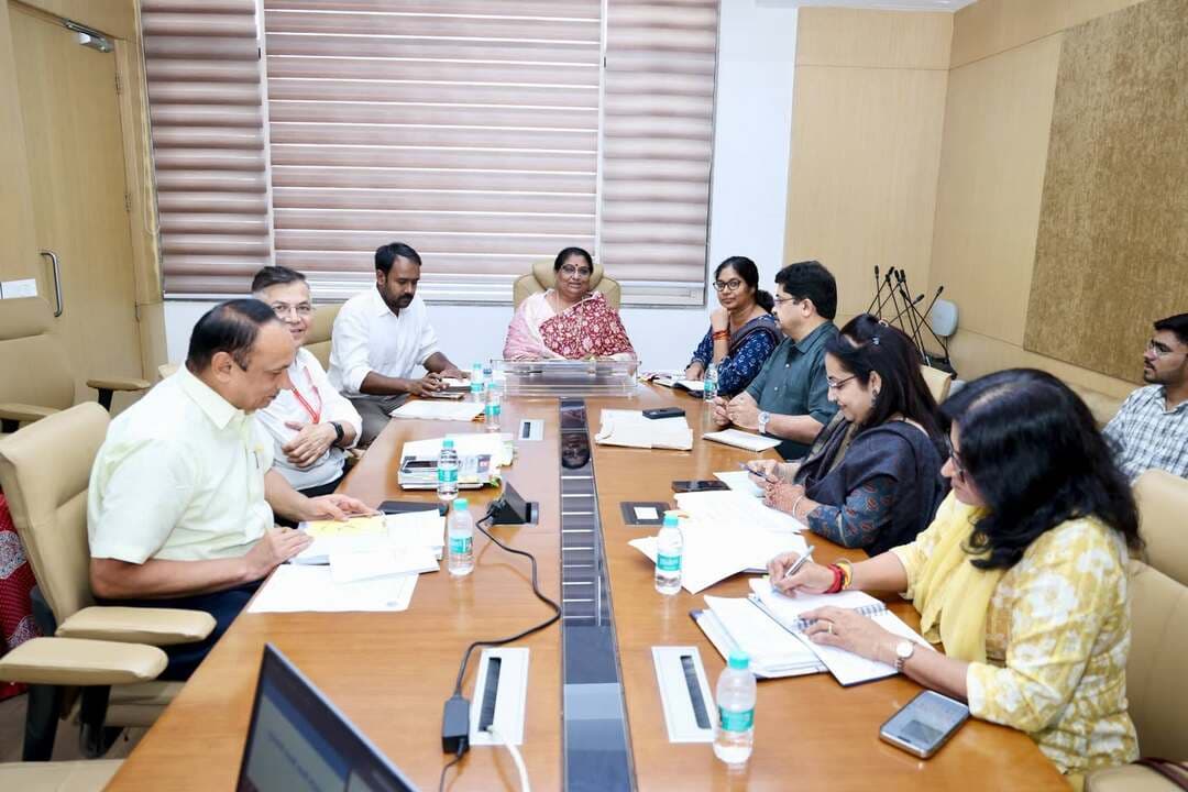 युवा वर्ष 2027 में लाड़ली लक्ष्मी योजना से बेटियों की उच्च शिक्षा और आत्मनिर्भरता को मिलेगी नई दिशा
21 वर्ष की आयु पूर्ण करने वाली पात्र बालिकाओं को मिलेगी एक लाख रुपये की परिपक्वता राशि
पात्र बालिकाओं को समय पर छात्रवृत्ति और परिपक्वता राशि का लाभ सुनिश्चित करने के दिये निर्देश
मुख्यमंत्री डॉ. मोहन यादव द्वारा वर्ष 2027 को युवा वर्ष घोषित किए जाने के परिप्रेक्ष्य में प्रदेश की मुख्यमंत्री लाड़ली लक्ष्मी बालिकाओं की उच्च शिक्षा, कौशल विकास और आत्मनिर्भरता की दिशा में महत्वपूर्ण भूमिका निभाएगी। महिला बाल विकास मंत्री सुश्री निर्मला भूरिया ने कहा है कि वर्ष 2007 में बालिका जन्म को प्रोत्साहित करने के उद्देश्य से प्रारंभ हुई यह योजना अब बालिकाओं को शिक्षा के विभिन्न पड़ावों से आगे बढ़ाते हुए उच्च शिक्षा और आर्थिक सशक्तिकरण से जोड़ रही है। प्रदेश की 54 लाख 32 हजार से अधिक पंजीकृत लाड़ली लक्ष्मीयों के लिए युवा वर्ष 2027 नई संभावनाओं और अवसरों का वर्ष होगा। मंत्री सुश्री निर्मला भूरिया मंगलवार को विभागीय योजनाओं की समीक्षा करते हुए मुख्यमंत्री लाड़ली लक्ष्मी योजना के प्रभावी क्रियान्वयन, छात्रवृत्ति वितरण, पात्र हितग्राहियों को परिपक्वता राशि के भुगतान तथा लंबित प्रकरणों के निराकरण की विस्तृत समीक्षा की। उन्होंने कहा कि बालिकाओं की शिक्षा और आर्थिक सशक्तिकरण को प्राथमिकता देते हुए योजना का लाभ प्रत्येक पात्र हितग्राही तक समय पर पहुंचाना सुनिश्चित किया जाए। मुख्यमंत्री डॉ. यादव द्वारा घोषित युवा वर्ष 2027 के दृष्टिगत बालिकाओं को उच्च शिक्षा के लिए प्रोत्साहित करने और उन्हें आत्मनिर्भर बनाने की दिशा में विशेष प्रयास किए जाएं।
2007 की लाड़ली लक्ष्मीयाँ अब युवा पीढ़ी का हिस्सा, 2027 में शुरू होगा परिपक्वता राशि भुगतान का महत्वपूर्ण चरण
मुख्यमंत्री लाड़ली लक्ष्मी योजना के लिये वर्ष 2027 विशेष महत्व रखता है। योजना के प्रारंभिक वर्षों में पंजीकृत बालिकाएं अब 21 वर्ष की आयु पूरी करने की ओर अग्रसर हैं। वर्ष 2006 में जन्मी पात्र बालिकाएं वर्ष 2027 में 21 वर्ष की होंगी। निर्धारित शर्तें पूरी करने पर उन्हें एक लाख रुपये की एकमुश्त परिपक्वता राशि प्राप्त करने की पात्रता होगी। इस प्रकार युवा वर्ष 2027 बालिकाओं को शिक्षा के साथ आर्थिक संबल प्रदान करने का महत्वपूर्ण अवसर बनेगा। योजना के अंतर्गत कक्षा 12वीं की मुख्य परीक्षा में सम्मिलित होने तथा विवाह की स्थिति में निर्धारित न्यूनतम वैधानिक आयु का पालन करने जैसी पात्रता शर्तें लागू हैं। परिपक्वता राशि के भुगतान के लिए सुपरवाइजर, परियोजना अधिकारी, जिला कार्यक्रम अधिकारी और कलेक्टर स्तर पर सत्यापन की व्यवस्था की गई है। मंत्री सुश्री भूरिया ने निर्देश दिए कि पात्र बालिकाओं के दस्तावेजों का सत्यापन समयबद्ध तरीके से किया जाए, जिससे भुगतान में अनावश्यक विलंब न हो।
16 लाख से अधिक बालिकाओं को 1179 करोड़ रुपये की छात्रवृत्ति
प्रदेश में मुख्यमंत्री लाड़ली लक्ष्मी योजना के अंतर्गत अब तक 54 लाख 32 हजार 45 बालिकाओं का पंजीयन किया जा चुका है। योजना के माध्यम से 16 लाख 7 हजार बालिकाओं को कुल 1179 करोड़ 33 लाख रुपये की छात्रवृत्ति वितरित की गई है। बालिकाओं को कक्षा छठवीं में प्रवेश पर 2 हजार रुपये, नौवीं में 4 हजार रुपये तथा 11वीं और 12वीं में प्रवेश पर 6-6 हजार रुपये की छात्रवृत्ति प्रदान की जाती है।
लाड़ली लक्ष्मी योजना 2.0 के अंतर्गत स्नातक अथवा व्यावसायिक पाठ्यक्रम में प्रवेश लेने वाली पात्र बालिकाओं को 25 हजार रुपये की प्रोत्साहन राशि दो समान किस्तों में प्रदान की जाती है। यह प्रावधान बालिकाओं को स्कूली शिक्षा के बाद उच्च शिक्षा जारी रखने के लिए आर्थिक सहयोग प्रदान करता है।
लाड़ली लक्ष्मी योजना में आर्थिक सहायता बढ़ाने के प्रस्ताव पर विचार
योजना के अंतर्गत बालिकाओं को मिलने वाली वित्तीय सहायता में वृद्धि के प्रस्ताव भी तैयार किए गए हैं। वर्तमान में 1 लाख 43 हजार रुपये के आश्वासन प्रमाण-पत्र के स्थान पर 2 लाख रुपये का प्रावधान प्रस्तावित है। इसके साथ ही कक्षा छठवीं में छात्रवृत्ति 2 हजार से बढ़ाकर 5 हजार रुपये, नौवीं में 4 हजार से 8 हजार रुपये, 11वीं में 6 हजार से 10 हजार रुपये तथा 12वीं में 6 हजार से 12 हजार रुपये करने का प्रस्ताव है। इसी प्रकार उच्च शिक्षा प्रोत्साहन राशि 25 हजार से बढ़ाकर 40 हजार रुपये और 21 वर्ष की आयु पूर्ण करने पर देय परिपक्वता राशि एक लाख से बढ़ाकर सवा लाख रुपये किए जाने का प्रस्ताव है। ये दरें अभी प्रस्तावित हैं और स्वीकृति के बाद ही प्रभावी होंगी।
वर्ष 2026-27 में 1801 करोड़ रुपये का बजट प्रावधान
राज्य शासन द्वारा मुख्यमंत्री लाड़ली लक्ष्मी योजना के लिए वित्तीय वर्ष 2026-27 में 1801 करोड़ रुपये का बजट प्रावधान किया गया है। विभागीय जानकारी के अनुसार 12 अक्टूबर 2026 तक 1167 करोड़ रुपये व्यय किए जा चुके हैं। यह राशि बालिकाओं को योजना के निर्धारित लाभ उपलब्ध कराने की दिशा में उपयोग की जा रही है।
बैठक में सचिव महिला एवं बाल विकास श्रीमती जी. वी. रश्मि और आयुक्त महिला एवं बाल विकास श्री संदीप जी. आर. उपस्थित थे।
Jansampark Madhya Pradesh CM Madhya Pradesh Indore Commissioner Department Of Women Child Development, Madhya Pradesh Nirmala Bhuriya #Jhabua #JansamparkMP