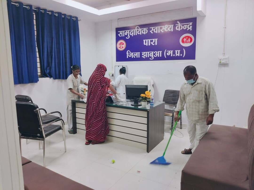 स्वच्छता सेवा पखवाड़ा अंतर्गत जिले की विभिन्न स्वास्थ्य संस्थाओं में स्वच्छता गतिविधियों का आयोजन
जिला अस्पताल से लेकर सामुदायिक एवं प्राथमिक स्वास्थ्य केंद्रों तक चलाया गया स्वच्छता अभियान
स्वच्छ वातावरण, संक्रमण की रोकथाम एवं स्वच्छता के प्रति जनजागरूकता बढ़ाने पर दिया गया विशेष जोर
स्वच्छता सेवा पखवाड़ा के अंतर्गत झाबुआ जिले की विभिन्न स्वास्थ्य संस्थाओं में स्वच्छता संबंधी गतिविधियों का आयोजन किया गया। अभियान के तहत जिला अस्पताल, सामुदायिक स्वास्थ्य केंद्रों, प्राथमिक स्वास्थ्य केंद्रों एवं अन्य स्वास्थ्य संस्थाओं में विशेष साफ-सफाई अभियान चलाकर स्वच्छ, सुरक्षित एवं स्वस्थ वातावरण बनाए रखने का संदेश दिया गया।
स्वच्छता अभियान के दौरान स्वास्थ्य संस्थाओं के परिसर, ओपीडी, मरीजों के वार्ड, प्रतीक्षालय, कार्यालयों एवं आसपास के क्षेत्रों में साफ-सफाई की गई। इस दौरान स्वास्थ्य संस्थाओं में स्वच्छता व्यवस्था को सुदृढ़ बनाने, कचरे का उचित निपटान सुनिश्चित करने तथा संक्रमण की रोकथाम के लिए आवश्यक स्वच्छता उपायों को अपनाने पर विशेष जोर दिया गया।
अभियान के माध्यम से स्वास्थ्य संस्थाओं में कार्यरत अधिकारियों, कर्मचारियों, मरीजों एवं उनके परिजनों को स्वच्छता के महत्व के प्रति जागरूक किया गया। साथ ही अस्पताल परिसरों में नियमित साफ-सफाई बनाए रखने, कचरे को निर्धारित स्थानों पर डालने तथा व्यक्तिगत एवं सामुदायिक स्वच्छता संबंधी आदतों को दैनिक जीवन में अपनाने के लिए प्रेरित किया गया।
स्वास्थ्य विभाग द्वारा जिले की समस्त स्वास्थ्य संस्थाओं के अधिकारियों एवं कर्मचारियों को निर्देशित किया गया कि वे अपने-अपने संस्थानों में नियमित साफ-सफाई सुनिश्चित करें तथा मरीजों एवं उनके परिजनों को भी स्वच्छता के प्रति जागरूक करें। इसके अतिरिक्त स्वास्थ्य संस्थाओं में स्वच्छता संबंधी व्यवस्थाओं को निरंतर बनाए रखने एवं संक्रमण की संभावनाओं को कम करने के लिए आवश्यक सावधानियां बरतने पर जोर दिया गया।
स्वच्छता सेवा पखवाड़ा के अंतर्गत आयोजित इन गतिविधियों का उद्देश्य स्वास्थ्य संस्थाओं में स्वच्छता के प्रति सामूहिक जिम्मेदारी की भावना विकसित करना, मरीजों को स्वच्छ एवं सुरक्षित वातावरण उपलब्ध कराना तथा आमजन में स्वच्छता के प्रति जागरूकता बढ़ाना है। स्वास्थ्य विभाग द्वारा स्वच्छता को नियमित कार्यप्रणाली का अभिन्न हिस्सा बनाते हुए स्वास्थ्य संस्थाओं में स्वच्छ एवं स्वस्थ वातावरण बनाए रखने का संदेश दिया गया।
Jansampark Madhya Pradesh CM Madhya Pradesh Indore Commissioner Directorate of Health Services, Madhya Pradesh #Jhabua #JansamparkMP