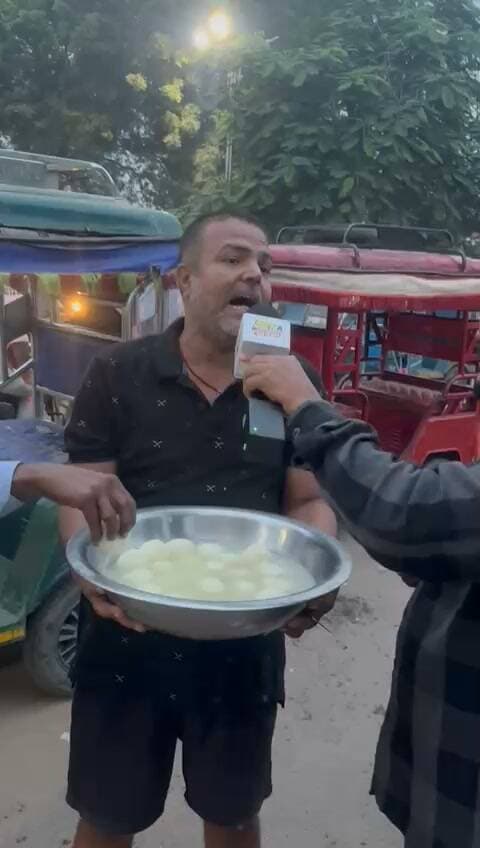 मोकामा में जश्न: नीरज कुमार की जीत पर आतिशबाजी और बंटी मिठाइयां
मोकामा रेलवे स्टेशन के पास नीरज कुमार की शानदार जीत पर समर्थकों ने जमकर जश्न मनाया। इस दौरान कार्यकर्ताओं ने आतिशबाजी की और एक-दूसरे को मिठाइयां खिलाकर अपनी खुशी का इजहार किया। जीत की इस खुशी से पूरे इलाके में उत्साह का माहौल है।
#Mokama #MLCElection #AnantSingh #NeerajKumar #JDU #bihar