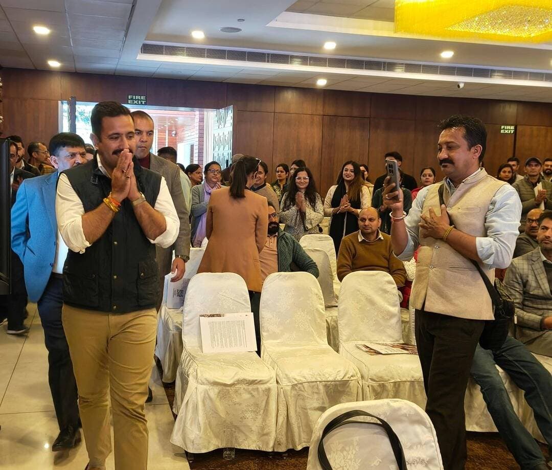 प्रोजेक्ट सर्कुलर भारत के तहत प्रदेश स्तरीय ठोस अपशिष्ट प्रबंधन पहल
स्वच्छ एवं सतत शहरी विकास के लिए जन भागीदारी आवश्यकः विक्रमादित्य सिंह
शहरी विकास एवं लोक निर्माण मंत्री विक्रमादित्य सिंह ने आज शहरी विकास विभाग और हिंदुस्तान यूनिलीवर लिमिटेड (एचयूएल) के संयुक्त तत्वावधान में परियोजना ‘सर्कुलर भारत’ के तहत आयोजित एक दिवसीय राज्य स्तरीय क्षमता संवर्धन कार्यक्रम का शुभारंभ किया। कार्यक्रम का उद्देश्य ठोस अपशिष्ट प्रबंधन नियम, 2026 के प्रभावी क्रियान्वयन के लिए प्रदेश के शहरी स्थानीय निकायों के निर्वाचित जनप्रतिनिधियों एवं अधिकारियों की क्षमता बढ़ाना तथा अपशिष्ट प्रबंधन व्यवस्था को अधिक प्रभावी, समावेशी और पर्यावरण अनुकूल बनाना है।
इस अवसर पर शहरी विकास मंत्री ने कहा कि शहरी क्षेत्रों में बढ़ती कचरे की समस्या के समाधान के लिए जनभागीदारी, प्रभावी जन-जागरूकता और कचरे के स्रोत पर पृथक्करण आवश्यक है। किसी भी योजना की सफलता तभी सुनिश्चित होती है, जब जमीनी स्तर पर उससे जुड़े सभी हितधारक पूरी प्रतिबद्धता के साथ कार्य करें। उन्होंने सफाई कर्मचारियों के सम्मान, स्वाभिमान एवं सशक्तिकरण को प्राथमिकता देने तथा घरों और समुदायों में व्यवहार परिवर्तन के माध्यम से गीले एवं सूखे कचरे को अलग-अलग एकत्रित करने की आदत विकसित करने पर बल दिया।
उन्होंने कहा कि शहरी क्षेत्रों में कचरे के निस्तारण के लिए भूमि की सीमित उपलब्धता एक बड़ी चुनौती है। इसके समाधान के लिए अगले 20 से 25 वर्षों की आवश्यकताओं को ध्यान में रखते हुए दीर्घकालिक योजना तैयार करना, आधुनिक तकनीकों को अपनाना तथा कचरे के पुनः उपयोग एवं पुनर्चक्रण को बढ़ावा देना आवश्यक है। उन्होंने प्लास्टिक कचरे के बेहतर उपयोग की संभावनाओं पर भी बल दिया। उन्होंने कहा कि हिंदुस्तान यूनिलीवर लिमिटेड और संबंधित संस्थाओं की इस पहल के तहत पहले कुछ चयनित क्षेत्रों में पायलट परियोजनाएं शुरू की जानी चाहिए, ताकि प्रभावी कार्यप्रणाली विकसित कर उसके सकारात्मक परिणामों के आधार पर विस्तार किया जा सके।
निदेशक, शहरी विकास, नीरज कुमार ने कार्यक्रम के उद्देश्यों की जानकारी देते हुए बताया कि इस पहल का मुख्य उद्देश्य शहरी स्थानीय निकायों के नेतृत्व एवं संस्थागत क्षमताओं को मजबूत करना, अपशिष्ट प्रबंधन के व्यावहारिक समाधानों को अपनाने के लिए प्रोत्साहित करना तथा नागरिकों की सक्रिय भागीदारी सुनिश्चित करना है। इसके तहत स्रोत पर कचरे का पृथक्करण, परिवहन एवं प्रसंस्करण, व्यवहार परिवर्तन, संसाधनों की पुनर्प्राप्ति और पुनर्चक्रण तथा मटेरियल रिकवरी फैसिलिटी (एमआरएफ) के प्रभावी संचालन पर विशेष ध्यान दिया जाएगा।
परियोजना के तहत सर्कुलर इकोनॉमी और रिसोर्स रिकवरी के क्षेत्र में तकनीकी विशेषज्ञता उपलब्ध करवाने के साथ-साथ प्रशिक्षण आवश्यकताओं का आकलन, क्षमता संवर्धन कार्यशालाएं, तकनीकी सहयोग और विभिन्न हितधारकों के बीच समन्वय को बढ़ावा दिया जाएगा। इसमें कचरे के उत्पादन में कमी, स्रोत पर पृथक्करण, संग्रहण एवं प्रसंस्करण, संसाधनों की पुनर्प्राप्ति, पुनर्चक्रण तथा मौजूदा अपशिष्ट प्रबंधन अधोसंरचना के बेहतर उपयोग पर विशेष बल दिया जाएगा।
इस अवसर पर महापौर नगर निगम शिमला, सुरेन्द्र चौहान, कार्यकारी निदेशक, हिन्दुस्तान यूनिलीवर लिमिटिड, बी.पी.बिद्दप्पा, शहरी स्थानीय निकायों के प्रतिनिधि एवं अधिकारी, शहरी विकास विभाग के अधिकारी एवं फीडबैक फाउंडेशन के प्रतिनिधि उपस्थित थे।
.0.
