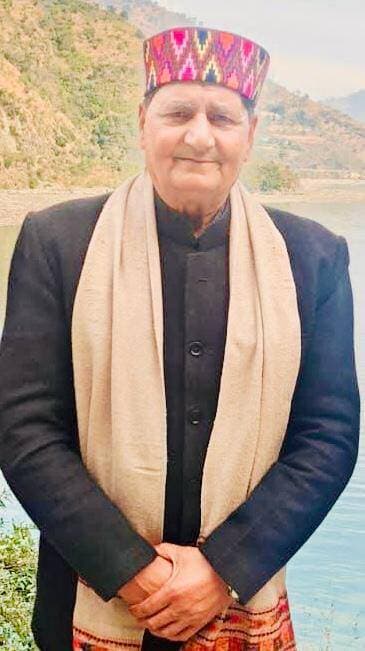 11 नवंबर तक पेंशनरों की देनदारियां नहीं चुकाईं तो प्रदेशभर में होगा प्रदर्शन
### 18 या 19 नवंबर को धर्मशाला में विधानसभा घेराव की चेतावनी, सरकार को 15 दिन का अल्टीमेटम
**शिमला, 28 अक्टूबर।** हिमाचल प्रदेश पेंशनर्स संयुक्त संघर्ष समिति ने प्रदेश सरकार को पेंशनरों की लंबित देनदारियों के भुगतान के लिए 11 नवंबर तक का अल्टीमेटम दिया है। समिति ने चेतावनी दी है कि तय समयसीमा तक मांगें पूरी नहीं हुईं तो प्रदेश के जिला मुख्यालयों पर धरना-प्रदर्शन किया जाएगा। इसके बाद 18 या 19 नवंबर को धर्मशाला में विधानसभा के शीतकालीन सत्र के दौरान धरना-प्रदर्शन और विधानसभा घेराव किया जाएगा। इस आंदोलन में समिति से जुड़े 18 संगठन संयुक्त कार्रवाई समिति के बैनर तले भाग लेंगे।
समिति के प्रदेशाध्यक्ष सुरेश ठाकुर, महासचिव इंद्र पाल शर्मा और अतिरिक्त महासचिव भूप राम वर्मा ने बुधवार को जारी संयुक्त बयान में सरकार से मांग की कि **1 जनवरी 2016 से 31 जनवरी 2022 के बीच सेवानिवृत्त हुए पेंशनरों की लंबित वित्तीय देनदारियों का जल्द भुगतान किया जाए।** इनमें संशोधित लीव इनकैशमेंट, ग्रेच्युटी, कम्यूटेशन, 196 माह के वेतन एवं पेंशन एरियर तथा 10 प्रतिशत डीए/डीआर की अदायगी शामिल है। इसके अलावा लंबित चिकित्सा बिलों के भुगतान के लिए भी पर्याप्त धनराशि उपलब्ध करवाने की मांग उठाई गई है।
### कम्यूटेशन अधिसूचना वापस लेने पर जताया विरोध
अतिरिक्त महासचिव भूप राम वर्मा ने 14 सितंबर 2026 को जारी संशोधित कम्यूटेशन अधिसूचना वापस लिए जाने पर कड़ा विरोध जताया। उन्होंने सरकार से इस अधिसूचना को दोबारा बहाल करने की मांग की। समिति का कहना है कि पेंशनरों के हितों से जुड़े इस मामले में सरकार को जल्द निर्णय लेना चाहिए।
### 17 सूत्रीय मांगपत्र पर बैठक नहीं हुई तो आंदोलन
समिति ने बताया कि 18 सितंबर को बिलासपुर में हुई बैठक में निर्णय लिया गया था कि यदि सरकार संयुक्त कार्रवाई समिति को 17 सूत्रीय मांगपत्र पर चर्चा के लिए नहीं बुलाती है, तो प्रदेशभर में पेंशनर सांकेतिक धरना-प्रदर्शन करेंगे। अब समिति ने लंबित देनदारियों के भुगतान के लिए 11 नवंबर तक की समयसीमा तय करते हुए आंदोलन तेज करने का ऐलान किया है।
### 31 जुलाई तक भुगतान का आश्वासन पूरा नहीं होने का आरोप
पेंशनर नेताओं ने आरोप लगाया कि सरकार 1 जनवरी 2016 से 31 जनवरी 2022 के बीच सेवानिवृत्त हुए कर्मचारियों की देनदारियों को जानबूझकर लंबित रख रही है, जबकि 1 मार्च 2022 के बाद सेवानिवृत्त हो रहे पेंशनरों की देनदारियों का भुगतान किया जा रहा है।
समिति के अनुसार, 13 मई को सचिवालय में हुई बैठक के दौरान मुख्यमंत्री ने 31 जुलाई तक 40 प्रतिशत लीव इनकैशमेंट और ग्रेच्युटी की राशि जारी करने की बात कही थी, लेकिन यह भुगतान अब तक नहीं हुआ है। इससे पेंशनरों में सरकार के प्रति भारी रोष है।
समिति ने स्पष्ट किया कि यदि 11 नवंबर तक लंबित मांगों पर ठोस कार्रवाई नहीं हुई, तो जिला स्तर से लेकर धर्मशाला में विधानसभा घेराव तक आंदोलन किया जाएगा।