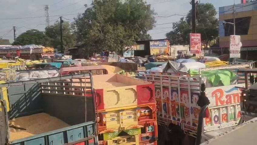 मंदसौर कृषि उपज मंडी के बाहर लगा लंबा जाम, ट्रैफिक व्यवस्था चरमराई
मंदसौर-: कृषि उपज मंडी में इन दिनों उपज की आवक तेज होने से मंडी के बाहर ट्रैफिक जाम की स्थिति बन गई है। सोयाबीन, मूंगफली, मक्का, लहसुन प्याज़ सहित अन्य फसलों की बंपर आवक के चलते किसानों के ट्रैक्टर-ट्रॉली और लोडिंग वाहनों की लंबी कतारें सड़क पर लग गई हैं। किसानों से प्राप्त जानकारी के अनुसार मूंगफली में मंडी परिसर में तीन-तीन दिन हो गए अभी तक नहीं नंबर नहीं आया
सुबह से ही किसान अपनी उपज लेकर मंडी पहुंच रहे हैं। मंडी परिसर में पर्याप्त जगह न होने से वाहन मुख्य मार्ग व लंबी-लंबी लाइने लगीं है जिससे शहर के मुख्य मार्ग पर आने-जाने वाले आम लोगों और स्कूली वाहनों को भारी परेशानी का सामना करना पड़ रहा है। कई जगह दोपहिया वाहन चालकों को जाम से निकलने में काफी समय लग रहा है।
सूचना मिलते ही पुलिस प्रशासन मौके पर पहुंचा और जवानों ने मोर्चा संभालते हुए जाम खुलवाने का काम शुरू किया। पुलिस द्वारा लगातार वाहनों को लाइन में लगाने और रोड क्लियर करने की कार्रवाई की जा रही है।
स्थानीय लोगों और किसानों ने आवक को देखते हुए पार्किंग और गेट व्यवस्था में सुधार किया जाए ताकि किसानों को भी असुविधा न हो और शहर की यातायात व्यवस्था सुचारू बनी रहे।