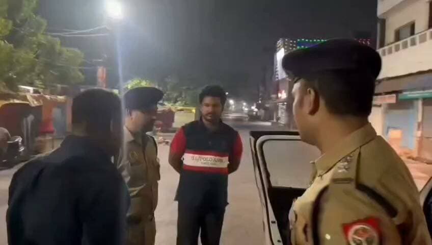 रातभर चला सघन चेकिंग अभियान, एसएसपी डॉ. अनिल कुमार ने खुद संभाली कमान, रात भर संदिग्धों की जांच, गो-तस्करी और नशे के कारोबार पर अंकुश लगाने के निर्देश
आजमगढ़
https://abckhabar.in/?p=9237