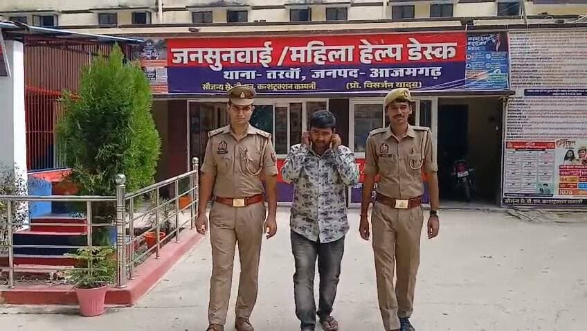 हत्या की नीयत से फायरिंग करने वाला हिस्ट्रीशीटर गिरफ्तार, पिस्टल व खोखा बरामद, बाजार के आगे तिराहे से दबोचा, गाली-गलौज और जान से मारने की धमकी देने का भी आरोप
आजमगढ़
https://abckhabar.in/?p=9226
