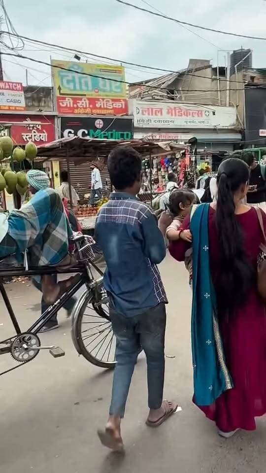 पटना में दिनदहाड़े बच्चे के गले से चैन काटने वाला चोर को देखिए कैसे बच्चे के गले से चेन ले रहा है