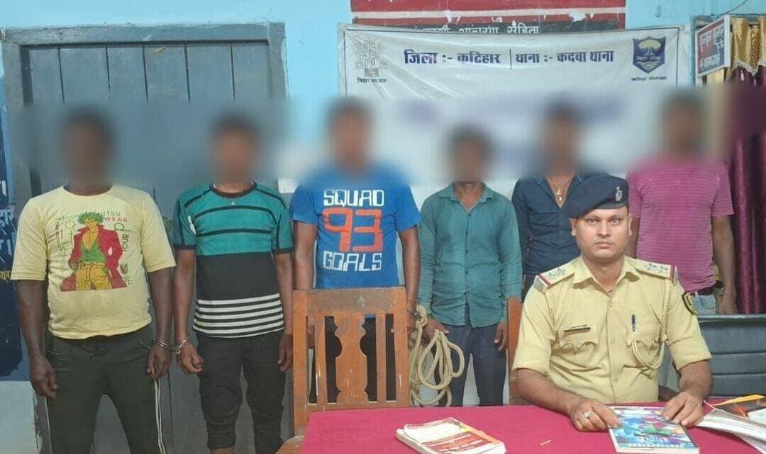 कटिहार जिला के कदवा थाना पुलिस द्वारा नशे के विरुद्ध कार्रवाई करते हुए नशे की हालत में कुल-06 अभियुक्त को गिरफ्तार किया गया।
Information & Public Relations Department, Government of Bihar Samrat Choudhary CMO Bihar District Administration Katihar Social Welfare Department, Government of Bihar
