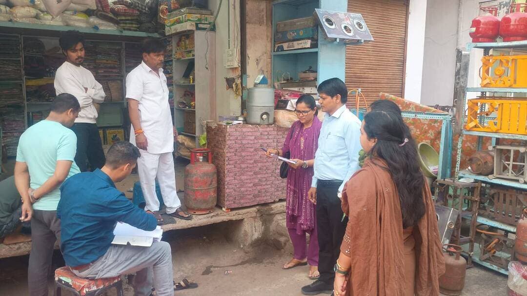 #गुना - घरेलू गैस सिलेंडर का व्यावसायिक प्रयोग किये जाने पर 07 सिलेण्डर जब्त
कलेक्टर श्री किशोर कुमार कन्याल के निर्देशानुसार चलाये जा रहे अभियान के तहत आम जनता को घरेलू गैस सिलेंडरों की उपलब्धता सुनिश्चित कराने, व्यावसायिक उपयोग रोकने हेतु जिला आपूर्ति अधिकारी श्री अवधेश पाण्डेय के मार्गदर्शन में बुधवार को ब्रजवासी रेस्टोरेंट, हाट रोड गुना, कोटेश्वर भोजनालय, हाट रोड गुना, धाकड़ रेस्टोरेंट, भगतसिंह चौक, पूनम गैस सर्विस, लक्ष्मीगंज गुना एवं राकेश जैन-वीरेन्द्र जैन टी स्टॉल सहित अन्य प्रतिष्ठानों का निरीक्षण किया गया।
निरीक्षण के दौरान प्रतिष्ठानों पर घरेलू गैस सिलेंडरों का उपयोग व्यावसायिक रूप से होना पाये जाने से कुल 07 घरेलू गैस सिलेंडर मौके पर जब्त कर कार्यवाही की गई। जांच दल द्वारा शहर के होटल हलवाईयों के प्रतिष्ठानों की सघन जांच की गई। यह कार्यवाही घरेलू गैस सिलेण्डरों के अवैध अंतरण, जमाखोरी एवं कालाबाजारी पर रोक लगाने के लिये की गई है। जांच दल ने होटल एवं रेस्टोरेंट संचालकों को निर्देशित किया है कि व्यवसायिक सिलेंडरों का ही प्रयोग करें, साथ ही PNG कनेक्शन लेने हेतु प्रोत्साहित किया गया। घरेलू गैस सिलेण्डरों का दुरुपयोग करने के कारण द्रवीकृत पेट्रोलियम गैस (प्रदाय एवं वितरण विनियमन) आदेश, 2000 के तहत प्रकरण बनाया गया, जो आवश्यक वस्तु अधिनियम 1955 के तहत प्रकरण दर्ज किये गये। घरेलू गैस सिलेंडरों के व्यवसायिक प्रयोग होने पर यह कार्यवाही सतत रूप से जारी रहेगी।
जाँच दल में सहायक आपूर्ति अधिकारी श्री आशीष चतुर्वेदी, सहायक आपूर्ति अधिकारी इंदू शर्मा, सहायक आपूर्ति अधिकारी खुशबू शुक्ला, कनिष्ठ आपूर्ति अधिकारी, शिवराम कुशवाह एवं कनिष्ठ आपूर्ति अधिकारी, वर्षा बडोनिया द्वारा संयुक्त जांच की गई।
#Guna CM Madhya Pradesh Jansampark Madhya Pradesh Gwalior Commissioner Department of Food, Civil Supplies & Protection - Madhya Pradesh