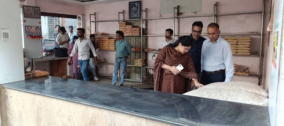 ‘‘मिलावट के विरूद्ध अभियान: राजस्व एवं खाद्य सुरक्षा विभाग की संयुक्त टीम ने नमकीन फैक्ट्री पर मारा छापा, गंदगी में बन रहा था नमकीन, फैक्ट्री को किया सील ।’’
कलेक्टर गुना श्री किशोर कुमार कन्याल ने टीएल मीटिंग में खाद्य सुरक्षा विभाग को मिलावट के विरूद्ध कड़ी कार्यवाही के निर्देश देते हुए स्वास्थ्य के साथ खिलवाड़ करने वालों पर सख्ती से कार्यवाही करने हेतु विशेष जांच अभियान का गठन किया है। इसी क्रम में राजस्व अधिकारी डिप्टी कलेक्टर महिमा चौधरी, तहसीलदार आरती गौतम एवं नगरपालिका, नापतौल अधिकारी, श्रम अधिकारी एवं खाद्य सुरक्षा अधिकारियों की संयुक्त टीम ने सकतपुर गुना, स्थित दीपज्योति नमकीन फैक्ट्री का औचक निरीक्षण किया। फैक्ट्री में गंदगी के बीच नमकीन निर्माण एवं संग्रहण किया जा रहा था। नमकीन जमीन पर फैला कर पैक किया जा रहा था। फैक्ट्री परिसर में गंदगी पाये जाने पर नगरपालिका अधिकारियों द्वारा 7500/- रूपये का अर्थदण्ड लगाया। नापतौल अधिकारी एवं श्रम अधिकारियों द्वारा भी प्रकरण बनाये गये। वहीं खाद्य सुरक्षा अधिकारियों द्वारा बेसन, मिर्ची, खाद्य तेल एवं नमकीन के सैम्पल जांच हेतु जब्त किये गये। फैक्ट्री में गंदगी एवं अनियममितता पाये जाने से फैक्ट्री को सील किया। कलेक्टर के निर्देशानुसार मिलावट के विरूद्ध अभियान अंतर्गत खाद्य सुरक्षा विभाग द्वारा जिले में खाद्य प्रतिष्ठानों की जांच एवं सैम्पलिंग कार्यवाही निरंतर जारी है।
#Guna CM Madhya Pradesh Jansampark Madhya Pradesh Gwalior Commissioner Panchayat, Rural Development and Social Welfare Department of Madhya Pradesh SP Guna MP