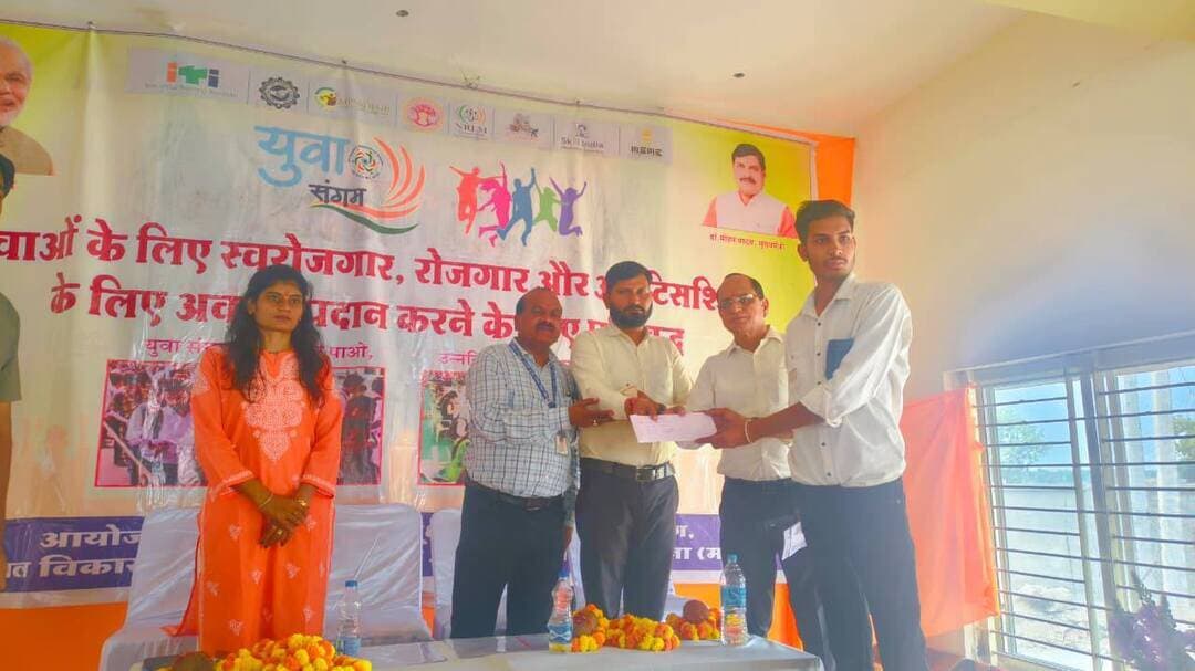 #युवा_संगम कार्यक्रम का किया गया आयोजन
निजी क्षेत्र की कंपनियों द्वारा 50 से अधिक युवाओं का चयन हुआ युवाओं को दिए ऑफर लेटर
विभिन्न स्वरोजगार योजनाओ के 1784 से अधिक हितग्राहियो को 8 करोड़ 29 लाख का किया गया हितलाभ वितरण
कार्यक्रम में उपस्थित विद्यालय के छात्र-छात्राओं को नशामुक्ति की दिलाई गई शपथ
मध्यप्रदेश शासन के निर्देशानुसार सूक्ष्म,लघु और मध्यम उद्यम विभाग एवं कौशल विकास एवं रोजगार विभाग व ग्रामीण विकास विभाग व उच्च शिक्षा विभाग द्वारा युवा संगम के तहत एक ही छत के नीचे युवाओं को रोजगार और स्वरोजगार उपलब्ध कराने के उद्देश्य से हर माह निर्धारित दिवस को युवा संगम कार्यक्रम का आयोजन किया जाता है।
इसी क्रम में कार्यक्रम के नोडल व जिला रोजगार अधिकारी श्री बी एस मीना ने बताया कि आज कलेक्टर श्री किशोर कुमार कन्याल के निर्देशन एवं मुख्य कार्यपालन अधिकारी श्री अभिषेक दुबे के मार्गदर्शन में 28 अक्टूबर 2026 को सांदीपनि विद्यालय फतेहगढ़, बमोरी जिला गुना में युवा संगम कार्यक्रम का आयोजन किया गया। कार्यक्रम की शुरुआत अतिथियों द्वारा सरस्वती पूजन के साथ की गई। आज के कार्यक्रम में निजी क्षेत्र में रोजगार हेतु 5 कंपनियों के प्रतिनिधियों ने 50 से अधिक युवाओं का चयन किया एवं मौके पर उनको ऑफर लेटर प्रदान किए गए।
विभिन्न विभागों की स्वरोजगार योजनाओं के 1784 से अधिक हितग्राहियों को 8 करोड़ 29 लाख का किया गया हितलाभ वितरण
आज आयोजित कार्यक्रम में शासन के विभिन्न विभागों द्वारा संचालित स्वरोजगार योजनाओ के 1784 हितग्राहियो को 08 करोड़ 29 लाख रुपए का हितलाभ वितरण ऑनलाइन कराया गया।
मौके पर इन हितग्राहियों को कराया गया हितलाभ वितरण
कार्यक्रम के दौरान मौके पर ही ग्रामीण आजीविका मिशन से शिव स्व-सहायता समूह फतेहगढ़ को 6 लाख, मीना स्व-सहायता समूह फतेहगढ़ को 6 लाख, संध्या स्व-सहायता समूह फतेहगढ़ को 6 लाख, पीएम विश्वकर्मा योजना में हीरा लाल ओझा 50 हजार, पीएमएफएम ई में बृजेश अग्रवाल को 11 लाख, भरोसा अहिरवार को 2 लाख और पशुपालन विभाग द्वारा राजेंद्र सिंह सिख को 1 लाख रुपए का केसीसी का वितरण कराया गया।
युवा संगम में उपस्थित युवक युवतियों का स्वास्थ्य परीक्षण किया गया, नशामुक्ति की जानकारी देकर अतिथियों द्वारा उपस्थित युवाओं को नशामुक्ति की शपथ दिलाई गई और इसके साथ ही सांदीपनी विद्यालय फतेहगढ़ के उपस्थित सभी छात्र-छात्राओं को कैरियर मार्गदर्शन भी दिया गया और कौशल विकास के लिए राष्ट्रीय शिक्षुता प्रोत्साहन योजना, मुख्यमंत्री सीखो कमाओ योजना, प्रधानमंत्री इंटर्नशिप योजना की जानकारी भी युवाओं को उपलब्ध कराई गई। कार्यक्रम के दौरान चिकित्सकों द्वारा युवाओं और हितग्राहियों का स्वास्थ्य परीक्षण भी किया गया।
आज के कार्यक्रम में प्राचार्य सांदीपनि विद्यालय फतेहगढ़ श्री भगवत प्रसाद झा,आईटीआई गुना प्राचार्य सुश्री श्वेता कुशवाहा,एलडीएम श्री अजय पाल सिंह राजपूत, जिला रोजगार अधिकारी श्री बीएस मीना, जिला व्यापार एवं उद्योग केंद्र से सहायक प्रबंधक सुश्री वसुंधरा अल्हापुरिया सहित अन्य अधिकारी /कर्मचारी एवं बड़ी संख्या में युवा उपस्थित रहे।
#Guna CM Madhya Pradesh Jansampark Madhya Pradesh Gwalior Commissioner SP Guna MP