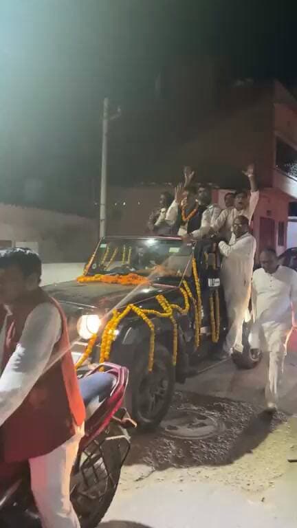 तिरहुत स्नातक सीट पर बंशीधर ब्रजवासी ने फिर लहराया परचम, जेडीयू के अभिषेक झा को दी करारी शिकस्त; जीत के बाद सड़कों पर निकला ऐतिहासिक विजय जुलूस!
TirhutMLC #BanshidharBrajwasi #AbhishekJha #BiharPolitics #BreakingNews #MLCElection
#mlcelection #mlcelection #breakingnews #SAROJRAJA