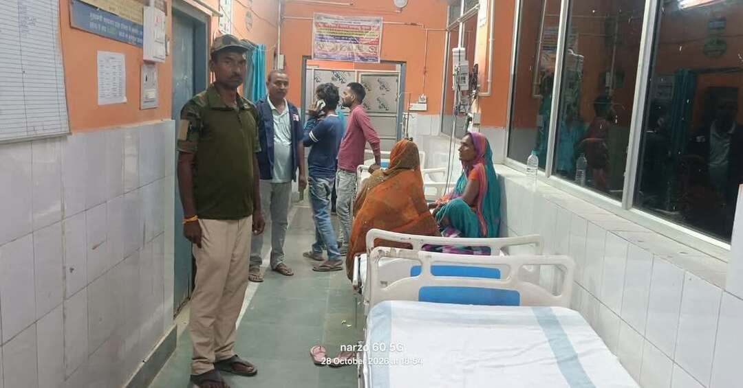 जिलाधिकारी श्री तनय सुल्तानिया के निर्देश के आलोक में कायाकल्प अभियान के तहत जिले के स्वास्थ्य संस्थानों में स्वच्छता, साफ-सफाई एवं आधारभूत सुविधाओं को बेहतर बनाने की दिशा में लगातार कार्य किए जा रहे हैं।
इसी क्रम में सामुदायिक स्वास्थ्य केंद्र, रूनीसैदपुर में अस्पताल परिसर की साफ-सफाई, शौचालयों की स्वच्छता, रंग-रोगन, मरम्मती एवं आधारभूत संरचनाओं के सुदृढ़ीकरण पर विशेष ध्यान दिया जा रहा है।
अस्पताल परिसर में स्वच्छता व्यवस्था को बेहतर बनाए रखने के लिए साफ-सफाई पर विशेष जोर दिया जा रहा है। संबंधित एजेंसी को मानव बल की संख्या बढ़ाने तथा साफ-सफाई एवं अन्य कार्यों की नियमित मॉनिटरिंग सुनिश्चित करने का निर्देश दिया गया है, ताकि अस्पताल परिसर में स्वच्छ एवं स्वास्थ्यकर वातावरण बना रहे।
इसके साथ ही मरीजों एवं उनके परिजनों की सुविधा के लिए बैठने की व्यवस्था, शुद्ध पेयजल तथा अन्य आवश्यक सुविधाओं को सुदृढ़ करने की दिशा में भी प्रयास किए जा रहे हैं।
#CMSamrat #samratchoudhary
CMO Bihar General Administration Department, Govt. of Bihar District Administration Sitamarhi Bihar Health Department
स्वच्छता के बेहतर मानकों को अपनाकर स्वास्थ्य संस्थानों को मरीजों के लिए अधिक सुरक्षित, सुविधाजनक एवं भरोसेमंद बनाना जिला प्रशासन की प्राथमिकता है।