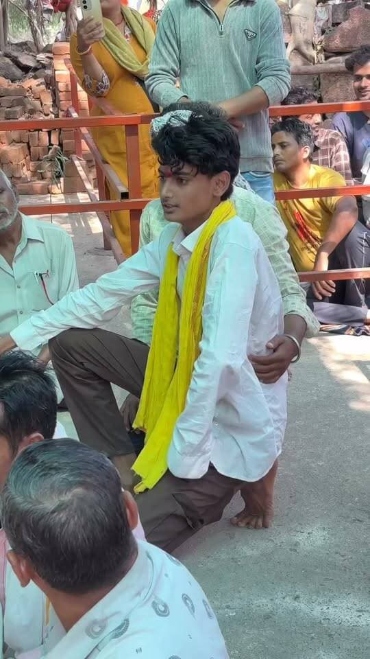 बाबा अजय पार के दरबार में महंत करण कुशवाहा ने किया नया चमत्कार?
आखिर दरबार में ऐसा क्या हुआ, जिसकी चर्चा हो रही है? 👀
महंत करण कुशवाहा से जुड़ा यह मामला लोगों के बीच चर्चा का विषय बना हुआ है। आखिर पूरा घटनाक्रम क्या है और इसके पीछे की सच्चाई क्या है?
📹 देखिए पूरा वीडियो और अपनी राय कमेंट में बताइए।
बुंदेली भौकाल न्यूज़ सच की आवाज आपके साथ | आपका भरोसा हमारी जिम्मेदारी
#AjaypalBaba #KaranKushwaha #Bundelkhand #BundeliBhaukaalNews #ViralVideo