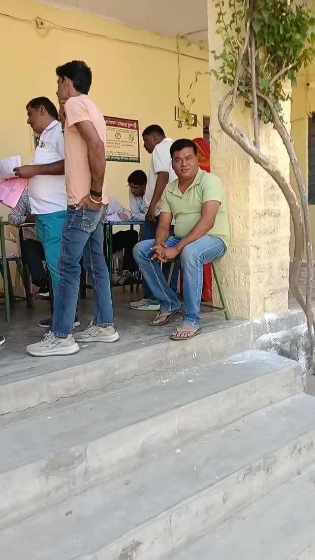 🚨 जालौर पंचायत चुनाव: सरपंच और वार्ड पंच प्रत्याशियों ने भरे नामांकन फॉर्म, कल होगा मतदान! सामतीपुरा पंचायत से सामने आया वीडियो, पुलिस प्रशासन और पोलिंग पार्टी अलर्ट मोड पर।
#जालौर #पंचायतचुनाव #सामतीपुरा #सरपंचचुनाव #वार्डपंच राजस्थानचुनाव HelloChittorgarhNews