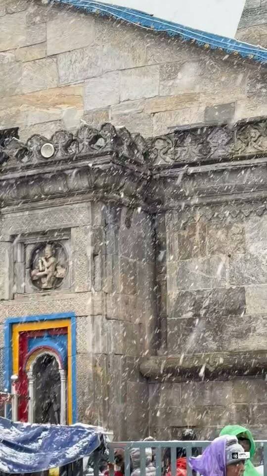 विश्व प्रसिद्ध केदारनाथ धाम में गुरुवार सुबह से बर्फबारी हो रही है...see more