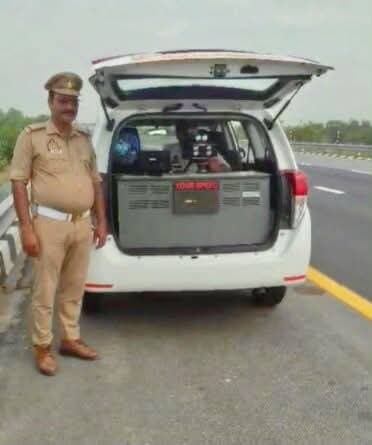 बाराबंकी में सड़क दुर्घटनाओं पर अंकुश लगाने के लिए चलाया गया 'ऑपरेशन सेफ स्पीड', पूर्वांचल एक्सप्रेसवे पर 18 और NH-27 पर 50 समेत कुल 68 ओवरस्पीडिंग वाहनों का चालान
बाराबंकी पुलिस ने एसपी के निर्देशन में 28 अक्टूबर को ऑपरेशन सेफ स्पीड अभियान चलाया, पूर्वांचल एक्सप्रेसवे पर 18 और लखनऊ-अयोध्या NH-27 पर 50 ओवरस्पीडिंग वाहनों समेत कुल 235 वाहनों का चालान किया गया।
#BarabankiPolice #OperationSafeSpeed #OverSpeeding #NH27 #PurvanchalExpressway