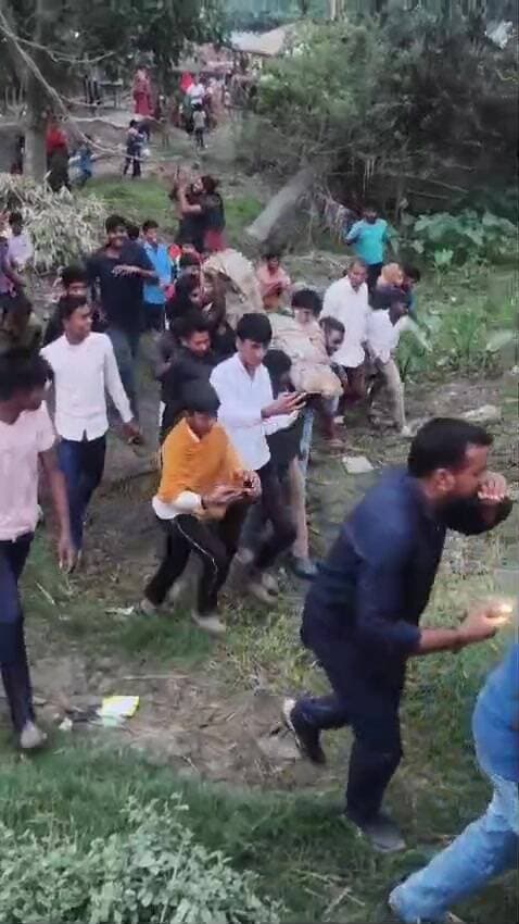 जोगापट्टी: दूधिईवा गांव में मगरमच्छ का आतंक, शिवबालक मंडल ने किया रेस्क्यू