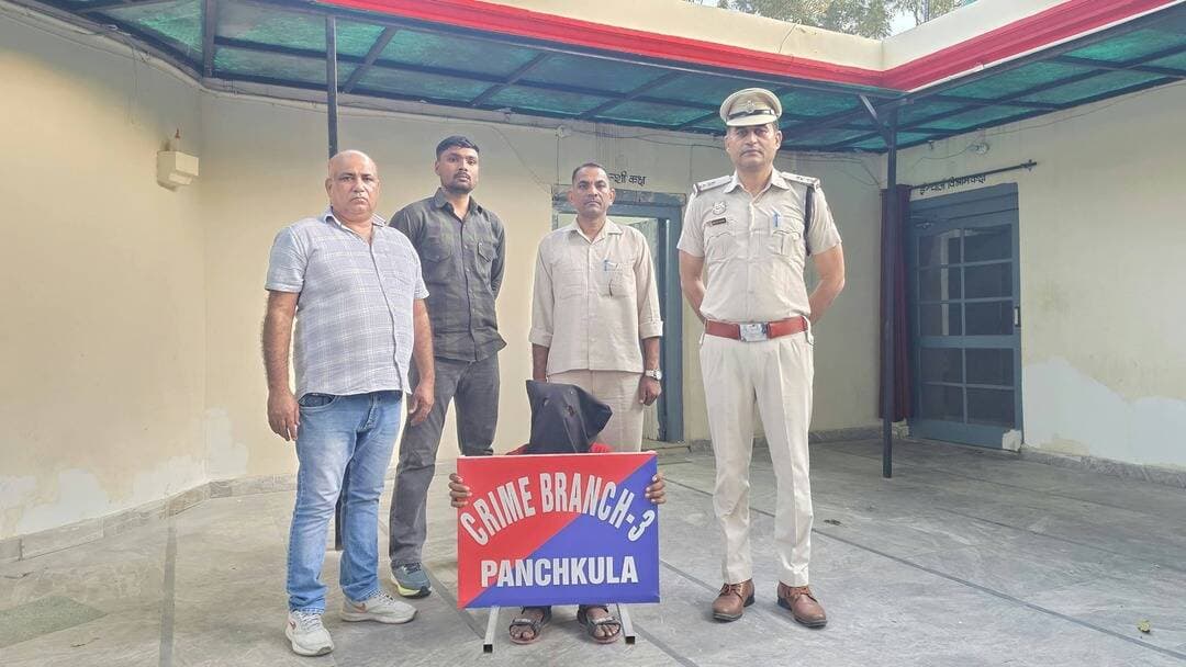 ऑपरेशन हंटडाउन: दिवाली की सफाई के बहाने घर से करीब 20 लाख रुपये के गहने चोरी करने वाला आरोपी 72 घंटे के अंदर पंचकूला पुलिस की गिरफ्त में
चोरी के गहने बरामद, यूपी भागकर किराये के कमरे में छिपा था आरोपी, आरोपी 3 दिन के पुलिस रिमांड पर
पंचकूला/ 28 अक्टूबर:- पंचकूला में चोरी और स्नैचिंग की वारदातों पर अंकुश लगाने के लिए पुलिस कमिश्नर आईपीएस पंकज नैन द्वारा शुरु किए गए ऑपरेशन हंटडाउन के तहत पंचकूला पुलिस को एक और बड़ी सफलता मिली है। थाना कालका क्षेत्र की खुराना कॉलोनी में दिवाली की सफाई के दौरान घर से लाखों रुपये के सोने-चांदी के गहने चोरी करने के मामले में क्राइम ब्रांच-03 की टीम ने आरोपी को महज 72 घंटे के भीतर गिरफ्तार कर लिया। आरोपी चोरी के बाद उत्तर प्रदेश भाग गया था और वहां किराये के कमरे में छिपकर रह रहा था। पुलिस ने आरोपी से पूछताछ के दौरान करीब 20 लाख रुपये कीमत के गहने बरामद किए हैं। आरोपी से चोरी के शेष गहनों की बरामदगी तथा अन्य वारदातों के संबंध में पूछताछ की जा रही है।
क्राइम ब्रांच-3 प्रभारी राजेश ने प्रेस वार्ता के दौरान बताया कि कालका निवासी व्यक्ति ने थाना कालका में शिकायत दर्ज करवाई कि 18 अक्टूबर 2026 को उन्होंने अपने घर पर दिवाली की सफाई के लिए अंकुल सिंह उर्फ अंकुश को बुलाया शिकायतकर्ता के अनुसार 22 अक्टूबर को उनकी पत्नी ने अपने गहनों का बॉक्स चेक किया तो उसमें से सभी गहने गायब मिले। घर में सफाई के दौरान किसी अन्य बाहरी व्यक्ति के नहीं आने के कारण उन्हें सफाई के लिए आए व्यक्ति पर शक हुआ। शिकायत के आधार पर थाना कालका में 24 अक्टूबर 2026 को मामला दर्ज कर आरोपी की तलाश शुरु की गई।
टीम ने आरोपी की तलाश शुरू की तो पता चला कि वह उत्तर प्रदेश के औरैया जिले में किराये के कमरे में रह रहा था। पुलिस टीम ने 25 अक्टूबर को औरैया पहुंचकर आरोपी की तलाश की, लेकिन वह वहां नहीं मिला। इसके बाद पुलिस ने उसकी गतिविधियों पर नजर रखते हुए जांच जारी रखी। पुलिस की कार्रवाई की भनक लगने पर आरोपी अपना शेष सामान लेने और आगे कहीं फरार होने की तैयारी से पंचकूला पहुंचा जहां क्राइम ब्रांच-03 इन्चार्ज राजेश की अगुवाई में टीम ने उसे काबू कर लिया।
डीसीपी क्राइम एंड ट्रैफिक आईपीएस अमरिंदर सिंह के अनुसार आरोपी की निशानदेही पर पुलिस ने करीब 20 लाख के डायमंड, सोना-चांदी के गहने बरामद किए है। आरोपी ने पूछताछ में बताया कि चोरी की एक सोने की चेन और सोने की एक जोड़ी बालियां उसने अपनी पत्नी को दी थीं, जो वर्तमान में उत्तर प्रदेश के औरैया जिले में अपने मायके में रह रही है। पुलिस इन शेष गहनों की बरामदगी के लिए कार्रवाई कर रही है। मामले में भारतीय न्याय संहिता की धारा 305 के साथ धारा 331(3) और 317(2) भी जोड़ी गई हैं। आरोपी को आगे की पूछताछ और चोरी के शेष गहनों की बरामदगी के लिए 3 दिन के पुलिस रिमांड पर लिया गया है। आरोपी से अन्य चोरी की वारदातों में संलिप्तता के संबंध में भी गहनता से पूछताछ की जा रही है।