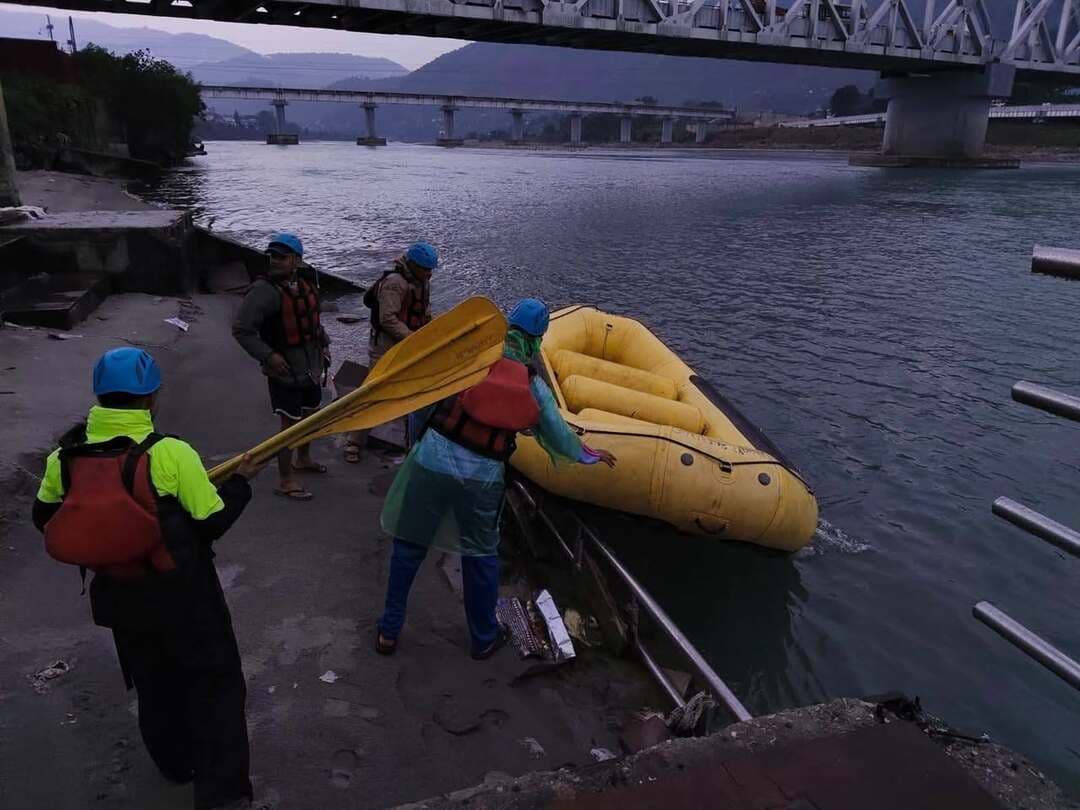 अलकनंदा में लापता गढ़वाल विवि के छात्र की तलाश जारी, राफ्ट से नदी में सर्च अभियान
एसडीआरएफ, जल पुलिस और श्रीनगर पुलिस जुटी तलाश में, नदी के किनारों पर भी चल रही खोजबीन