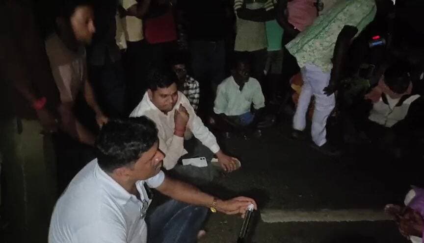 नाला: जामताड़ा में सड़क हादसे में पिता-पुत्र की मौत, ग्रामीणों ने सड़क जाम की