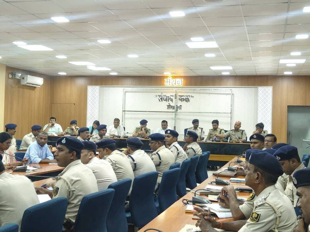 डीएम एवं एसपी की संयुक्त अध्यक्षता में भूमि विवाद और मद्य निषेध को लेकर समीक्षा बैठक आयोजित।
आज दिनांक 28 अक्टूबर 2026 को समाहरणालय स्थित मंथन सभागार में श्री शेखर आनंद, जिला पदाधिकारी, शेखपुरा एवं श्री हिमांशु, पुलिस अधीक्षक, शेखपुरा की संयुक्त अध्यक्षता में भूमि विवाद एवं मद्य निषेध से संबंधित मामलों की समीक्षा बैठक आयोजित की गई। बैठक में जिले में भूमि विवाद से जुड़े आवेदनों के निष्पादन की स्थिति, अवैध शराब के निर्माण एवं बिक्री पर रोक लगाने, नशामुक्ति अभियान को प्रभावी बनाने तथा जिला प्रशासन आपके द्वारा कार्यक्रम के अंतर्गत प्राप्त आवेदनों के निष्पादन की प्रगति की विस्तृत समीक्षा की गई। बैठक के दौरान जिला पदाधिकारी ने सभी संबंधित पदाधिकारियों को निर्देश दिया कि भूमि विवाद से संबंधित मामलों का निष्पादन प्राथमिकता के आधार पर निर्धारित समय-सीमा के भीतर सुनिश्चित किया जाए। साथ ही, लंबित मामलों की नियमित समीक्षा करते हुए उनका गुणवत्तापूर्ण निष्पादन किया जाए, ताकि आम लोगों को अनावश्यक परेशानी का सामना नहीं करना पड़े। गत माह जिले में भूमि विवाद से संबंधित प्राप्त आवेदनों की समीक्षा के दौरान बताया गया कि कुल 2198 आवेदन प्राप्त हुए थे। इनमें से 2177 आवेदनों का निष्पादन कर दिया गया है। वहीं, 16 आवेदन प्रक्रियाधीन हैं, 2 आवेदनों में आंशिक प्रविष्टि की गई है तथा 3 आवेदनों को अस्वीकृत किया गया है।
जिला पदाधिकारी महोदय ने भूमि विवाद से संबंधित मामलों में राजस्व एवं पुलिस प्रशासन के बीच बेहतर समन्वय स्थापित कर कार्रवाई करने पर जोर दिया। उन्होंने संबंधित अंचलाधिकारियों एवं थानाध्यक्षों को निर्देशित किया कि भूमि विवाद के मामलों में तथ्यों की जांच कर नियमानुसार कार्रवाई करें तथा लंबित मामलों को अनावश्यक रूप से लंबित न रखें। भूमि विवाद के कारण उत्पन्न होने वाली समस्याओं के समाधान के लिए संबंधित पदाधिकारियों को आपसी समन्वय के साथ प्रभावी कदम उठाने का निर्देश दिया गया।
मद्य निषेध से संबंधित मामलों की समीक्षा करते हुए जिला पदाधिकारी महोदय ने जिले में अवैध शराब के निर्माण, भंडारण एवं बिक्री पर प्रभावी रोक लगाने के लिए सभी थानाध्यक्षों को अपने-अपने थाना क्षेत्रों में विशेष सतर्कता बरतने का निर्देश दिया। उन्होंने कहा कि अवैध शराब के कारोबार में संलिप्त लोगों के विरुद्ध नियमानुसार सख्त कार्रवाई करना सुनिश्चित की जाए। उन्होंने संबंधित पदाधिकारियों को सघन तलाशी अभियान चलाने, अवैध शराब की उपलब्धता एवं निर्माण से संबंधित गतिविधियों पर निगरानी रखने तथा जब्त शराब का नियमानुसार विनष्टीकरण कराने का निर्देश दिया। साथ ही, नशामुक्ति अभियान को सफल बनाने के लिए व्यापक जनजागरूकता गतिविधियां संचालित करने पर भी बल दिया गया, ताकि लोगों को नशे के दुष्परिणामों के प्रति जागरूक किया जा सके।
बैठक के दौरान अवैध शराब से संबंधित मामलों में प्रभावी कार्रवाई करने तथा लंबित अधिग्रहण प्रस्तावों को जिला समाहर्ता के समक्ष प्रेषित करने का निर्देश भी दिया गया। जिला पदाधिकारी महोदय ने स्पष्ट किया कि मद्य निषेध से संबंधित कार्रवाई में किसी प्रकार की लापरवाही नहीं होनी चाहिए और सभी संबंधित पदाधिकारी अपने दायित्वों का गंभीरता से निर्वहन करें।
बैठक में ‘जिला प्रशासन आपके द्वारा’ कार्यक्रम के अंतर्गत प्राप्त आवेदनों की भी समीक्षा की गई। समीक्षा के दौरान बताया गया कि इस कार्यक्रम के तहत कुल 74 आवेदन प्राप्त हुए हैं। इनमें से 33 आवेदनों का निष्पादन किया जा चुका है, जबकि 10 आवेदन प्रक्रियाधीन हैं तथा 31 आवेदन लंबित हैं।
इस पर जिला पदाधिकारी महोदय ने संबंधित पदाधिकारियों को लंबित आवेदनों के शीघ्र एवं गुणवत्तापूर्ण निष्पादन का निर्देश दिया। उन्होंने कहा कि आम जनता की समस्याओं का समाधान जिला प्रशासन की प्राथमिकता है। इसलिए प्रत्येक आवेदन की गंभीरता से जांच करते हुए नियमानुसार कार्रवाई की जाए तथा आवेदकों को समय पर राहत उपलब्ध कराने का प्रयास किया जाए।
उन्होंने संबंधित अधिकारियों को निर्देशित किया कि आवेदनों के निष्पादन में पारदर्शिता बनाए रखें और मामलों की नियमित निगरानी करें, ताकि निर्धारित उद्देश्यों के अनुरूप लोगों को प्रशासनिक सेवाओं का लाभ मिल सके। बैठक के दौरान जिला पदाधिकारी एवं पुलिस अधीक्षक ने सभी संबंधित पदाधिकारियों को आपसी समन्वय के साथ कार्य करने, लंबित मामलों की नियमित समीक्षा करने तथा भूमि विवाद एवं मद्य निषेध से जुड़े मामलों में प्रभावी कार्रवाई सुनिश्चित करने पर जोर दिया। अधिकारियों को निर्देश दिया गया कि आम जनता की शिकायतों का समयबद्ध एवं गुणवत्तापूर्ण समाधान सुनिश्चित करें तथा कानून-व्यवस्था बनाए रखने के लिए सतर्कता के साथ अपने दायित्वों का निर्वहन करें। बैठक में अपर समाहर्ता, अनुमंडल पदाधिकारी, अनुमंडल पुलिस पदाधिकारी, वरीय उपसमाहर्ता-सह-जिला गोपनीय प्रभारी पदाधिकारी, अनुमंडल पुलिस पदाधिकारी मुख्यालय, उत्पाद निरीक्षक, जिले के सभी अंचलाधिकारी एवं सभी थानाध्यक्ष सहित अन्य संबंधित पदाधिकारी उपस्थित थे।