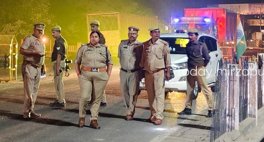 आधी रात को सड़कों पर उतरीं SP अपर्णा रजत कौशिक, मिर्जापुर में सघन चेकिंग अभियान
**गो-तस्करी, अवैध शराब और नशे के कारोबार पर शिकंजा कसने के निर्देश**
**मिर्जापुर, 29 अक्टूबर।** पुलिस महानिदेशक के निर्देश पर एसपी अपर्णा रजत कौशिक ने 28/29 अक्टूबर की रात कोतवाली कटरा, कोतवाली शहर और चिल्ह क्षेत्र में सघन चेकिंग कर सुरक्षा व्यवस्था का जायजा लिया। इस दौरान संदिग्ध व्यक्तियों और वाहनों की जांच की गई।
जिलेभर में क्षेत्राधिकारियों और थाना प्रभारियों ने पुलिस बल के साथ अभियान चलाया। प्रमुख मार्गों एवं संवेदनशील स्थानों पर बैरियर लगाकर वाहनों की चेकिंग की गई। पुलिस को गो-तस्करी, अवैध शराब, मादक पदार्थों की तस्करी और अन्य आपराधिक गतिविधियों पर प्रभावी कार्रवाई करने के निर्देश दिए गए। साथ ही आमजन से शालीन व्यवहार बनाए रखने पर जोर दिया गया।
#MirzapurPolice #MirzapurNews #अपर्णारजतकौशिक #TodayMirzapurNews #UPPolice