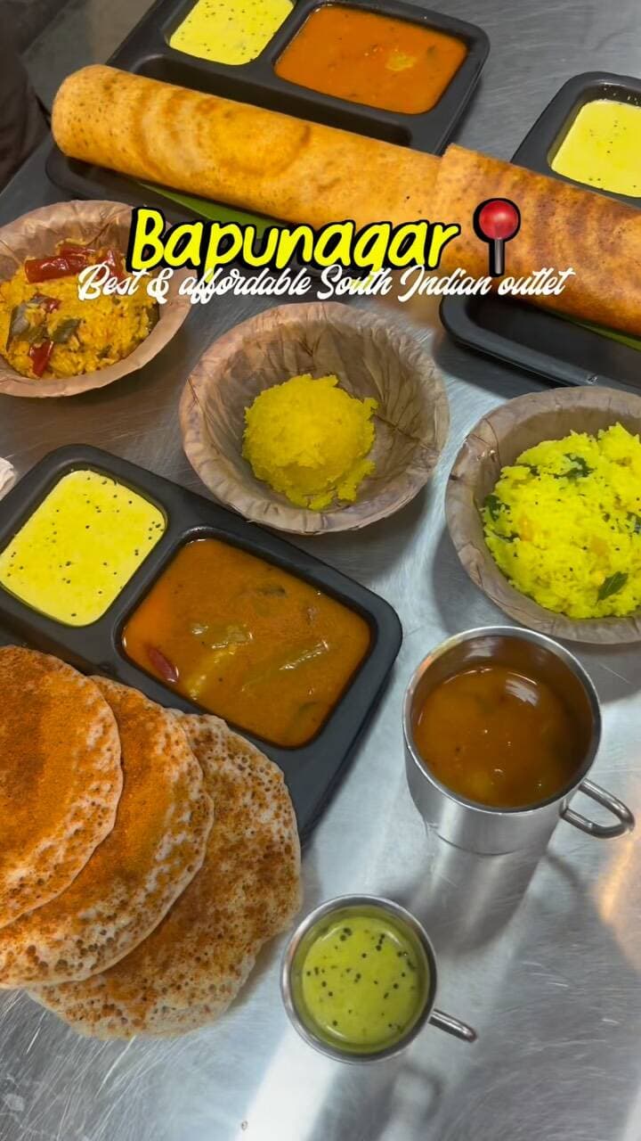 South Indian food from just ₹50 😍
Idli Ghar-Dosa, Bapunagar
Bapunagar mein dosa khaane gaye the, aur wapas aate waqt poora South Indian food festival attend kar liya!
Try kiya:
• Vennai Masala Dosa
• Vennai Podi Masala Dosa
• Set Podi Dosa
• Mixed Uttapam
• Pulliyodarai Rice
• Lemon Rice
• Pineapple Sheera
Kyun jaana chahiye:
• Dosa ki itni variety ki decide karna mushkil ho jayega
• Butter aur podi wale dosas ka alag hi swad
• Dosa se lekar rice aur sweet tak, proper South Indian spread ek hi table par
• Sirf ek dish pe rukna yahan thoda risky hai
📍 Idli Ghar-Dosa, Manharnagar Society, Approach BRTS ke opposite, Jain Derasar Temple ke next to, Bapunagar, Ahmedabad
Us dost ko tag karo jo "bas ek dosa" bolta hai aur phir sabke plate se khaata hai 😂
idli ghar dosa bapunagar, south indian food ahmedabad, dosa ahmedabad, masala dosa, podi dosa, mixed uttapam, pulliyodarai rice, lemon rice, pineapple sheera, bapunagar restaurants, ahmedabad foodie, ahmedabad food guide, south indian festival ahmedabad, affordable food ahmedabad