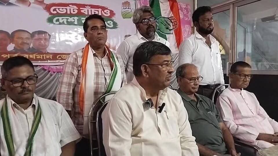 সাংবাদিকদের মুখোমুখি কংগ্রেস নেতা শরথ রাও।
