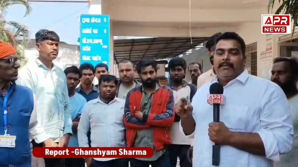 अनूपपुर ब्रेकिंग: बिना फाटक की खूनी क्रॉसिंग पर फिर गरजा मौत का पहिया! एमपीपीजीसीएल की लोको ट्रेन और पिकअप में भीषण टक्कर, चालक की दर्दनाक मौत, 6 जिंदगी-मौत के बीच संघर्षरत
चचाई/अनूपपुर:
शहडोल संभाग के अनूपपुर जिले के चचाई थाना क्षेत्र में लापरवाही ने एक बार फिर हंसते-खेलते परिवारों को उजाड़ दिया है। मध्य प्रदेश पावर जनरेटिंग कंपनी लिमिटेड (MPPGCL) चचाई प्लांट का रेलवे इंजन (लोको ट्रेन) जो कि सगमा साइडिंग की ओर जा रहा था, संजय नगर के पास भीषण हादसे का शिकार हो गया। साप्ताहिक बाजार के समीप बिना फाटक वाली रेलवे क्रॉसिंग पार करते समय लोको ट्रेन और एक पिकअप वाहन की आमने-सामने जोरदार भिड़ंत हो गई।
इस दिल दहला देने वाले हादसे में पिकअप चालक का सिर धड़ से अलग हो गया, जिससे उसकी मौके पर ही दर्दनाक मौत हो गई। वहीं, वाहन में सवार 6 अन्य लोग गंभीर रूप से घायल हो गए हैं।