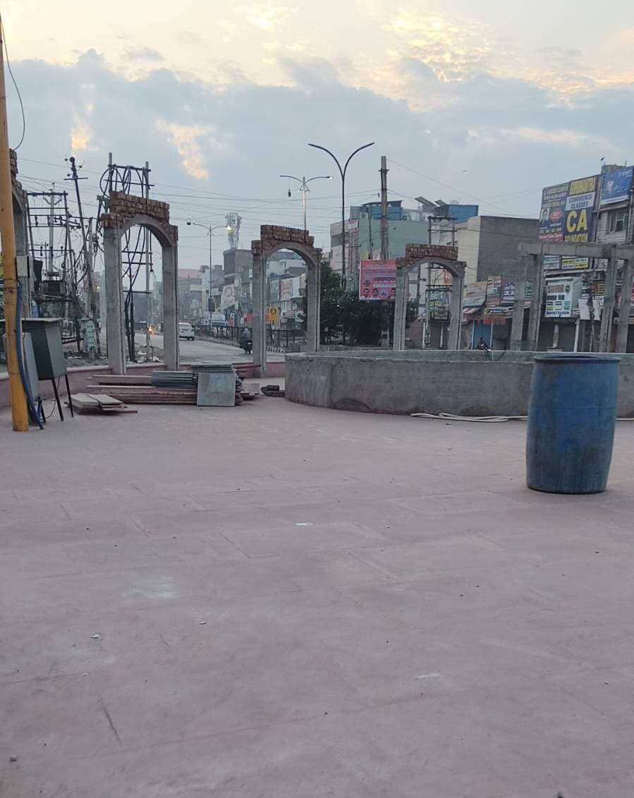 महाराजा अग्रसेन चौक के नवनिर्माण में देरी पर भडक़ा वेटरन संगठन भिवानी, अढ़ाई साल से अधूरा पड़ा है काम
वेटरन संगठन ने बार-बार चौक को तोडऩे और फिर बनाने का दिखावा करने का लगाया आरोप, सरकार व प्रशासन की कार्यप्रणाली पर उठाए सवाल
भिवानी के लोगों की आस्था और भावनाओं से खिलवाड़ कर रही भाजपा सरकार : सूबेदार मेजर बिरेंद्र सिंह ग्रेवाल बामला
भिवानी, 29 अक्टूबर : भिवानी शहर के रोहतक गेट पर स्थित महाराजा अग्रसेन चौक के नवनिर्माण कार्य में हो रही देरी को लेकर अब रोष बढऩे लगा है। शहर के प्रमुख और व्यस्ततम चौकों में शामिल महाराजा अग्रसेन चौक का निर्माण कार्य पिछले अढ़ाई वर्षों से अधूरा पड़ा होने पर वेटरन संगठन भिवानी के प्रधान सूबेदार मेजर बिरेंद्र सिंह ग्रेवाल बामला ने भाजपा सरकार और प्रशासन की कार्यप्रणाली पर गंभीर सवाल उठाए हैं। उन्होंने आरोप लगाया कि सरकार और प्रशासन की लापरवाही के कारण शहरवासियों को परेशानी का सामना करना पड़ रहा है, वहीं महाराजा अग्रसेन के प्रति लोगों की आस्था और भावनाओं को भी ठेस पहुंच रही है।
सूबेदार मेजर बिरेंद्र सिंह ग्रेवाल बामला ने कहा कि महाराजा अग्रसेन चौक केवल शहर का एक प्रमुख चौराहा नहीं है, बल्कि इससे हजारों लोगों की आस्था, श्रद्धा और भावनाएं जुड़ी हुई हैं। इसके बावजूद चौक के नवनिर्माण का कार्य अढ़ाई वर्षों से पूरा नहीं हो पाना बेहद दुर्भाग्यपूर्ण है। उन्होंने आरोप लगाया कि महाराजा अग्रसेन चौक को बार-बार तोड़ा जा रहा है और फिर निर्माण के नाम पर दोबारा काम शुरू करने का दिखावा किया जाता है। उनके अनुसार ऐसा प्रतीत होता है कि चौक के निर्माण कार्य को पूरा करने के बजाय बार-बार तोडऩे और बनाने की प्रक्रिया में ही समय और धन खर्च किया जा रहा है। सूबेदार मेजर बिरेंद्र सिंह ग्रेवाल बामला ने कहा कि रोहतक गेट पर स्थित महाराजा अग्रसेन चौक भिवानी के सबसे महत्वपूर्ण और व्यस्ततम चौकों में से एक है। यहां से प्रतिदिन बड़ी संख्या में लोग आवागमन करते हैं। ऐसे में चौक के नवनिर्माण कार्य में लगातार देरी होने से न केवल शहर के विकास कार्यों पर सवाल उठ रहे हैं, बल्कि लोगों को भी असुविधा का सामना करना पड़ रहा है। उन्होंने कहा कि जब शहर के इतने महत्वपूर्ण स्थान का निर्माण कार्य समय पर पूरा नहीं हो पा रहा, तो अन्य विकास कार्यों की स्थिति का सहज ही अंदाजा लगाया जा सकता है।
उन्होंने भाजपा सरकार पर निशाना साधते हुए कहा कि सरकार विकास के बड़े-बड़े दावे करती है, लेकिन जमीनी स्तर पर विकास कार्यों की स्थिति उन दावों की वास्तविकता सामने ला रही है। महाराजा अग्रसेन चौक का अधूरा निर्माण इस बात का उदाहरण है कि महत्वपूर्ण सार्वजनिक कार्यों को लेकर कितनी गंभीरता बरती जा रही है। उन्होंने कहा कि शहरवासियों को केवल घोषणाएं और आश्वासन नहीं, बल्कि धरातल पर पूरा होता हुआ विकास चाहिए। उन्होंने कहा कि महाराजा अग्रसेन चौक का नवनिर्माण जल्द से जल्द पूरा किया जाना चाहिए, ताकि शहरवासियों को राहत मिले और लोगों की आस्था से जुड़े इस महत्वपूर्ण स्थल को सम्मानजनक स्वरूप मिल सके।
