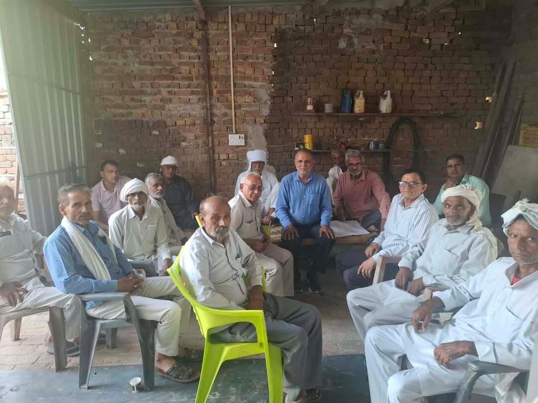 वोट के अधिकार पर हमले के खिलाफ 1 नवंबर को दिल्ली कूच करेंगे सैकड़ों
लोग : सीपीआई(एम)
भिवानी 29 अक्तूबर , 2026
भारत की कम्युनिस्ट पार्टी (मार्क्सवादी) जिला कमेटी भिवानी की ओर से 1
नवंबर को दिल्ली के रामलीला मैदान में होने वाली इंडिया गठबंधन की रैली
की तैयारियां जोर-शोर से की जा रही हैं। पार्टी के जिला सचिव कामरेड
ओमप्रकाश, सचिव मण्डल सदस्य सुखदेव पालवास, कामरेड अनिल कुमार , करतार
ग्रेवाल व मास्टर जगरोशन ने विभिन्न गांवों का दौरा कर लोगों से रैली में
भारी संख्या में शामिल होने की अपील की है ।
पार्टी नेताओं ने कहा कि केंद्र सरकार और चुनाव आयोग द्वारा चलाई जा रही
एसआईआर प्रक्रिया के माध्यम से लोगों के मताधिकार पर हमला किया जा रहा
है। संविधान के अनुच्छेद 326 के तहत प्राप्त मतदान के अधिकार को सुरक्षित
रखना जरूरी है। मतदाताओं से अनावश्यक आवेदन और हलफनामे मांगने तथा पात्र
नागरिकों के वोट काटे जाने की शिकायतें लोकतंत्र के लिए गंभीर चिंता का
विषय हैं। नेताओं ने कहा कि मतदाता सूची का पुनरीक्षण पारदर्शी और कानून
के अनुरूप होना चाहिए, न कि आम नागरिकों को परेशान करने का माध्यम। इस
तरह से देश में 13 करोड़ से अधिक वैध वोट काटकर चुनावी प्रक्रिया को
नेस्तनाबूध किया जा रहा है ।
सीपीआई(एम) ने मांग की कि मुख्य चुनाव आयुक्त ज्ञानेश कुमार को पद से
हटाया जाए और उनके खिलाफ लगे आरोपों की निष्पक्ष जांच कराते हुए उन पर
मुकदमा चलाया जाए । एसआईआर की मौजूदा प्रक्रिया रद्द की जाए, गलत तरीके
से काटे गए पात्र मतदाताओं के नाम बहाल किए जाएं तथा चुनाव आयुक्तों की
नियुक्ति संबंधी 2023 के कानून में बदलाव करके प्रधानमंत्री, विपक्ष के
नेता और सर्वोच्च न्यायालय के मुख्य न्यायाधीश की तीन सदस्यीय समिति के
माध्यम से नियुक्तियां की जाएं। ताकि वे निष्पक्ष व पारदर्शी तरीके से
काम कर सकें ,
पार्टी नेताओं ने कहा कि चुनाव आयोग की स्वतंत्रता और निष्पक्षता
लोकतंत्र की बुनियादी शर्त है। उन्होंने कहा कि भिवानी, चरखी दादरी और
महेंद्रगढ़ से सैकड़ों लोग 1 नवंबर को दिल्ली की रैली में शामिल होकर वोट
के अधिकार और संविधान की रक्षा की आवाज बुलंद करेंगे। उन्होंने आम जनता
से आह्वान किया कि “वोट का अधिकार बचाने और लोकतंत्र की रक्षा के लिए" 1
नवंबर को दिल्ली रामलीला मैदान में पहुंचे ।