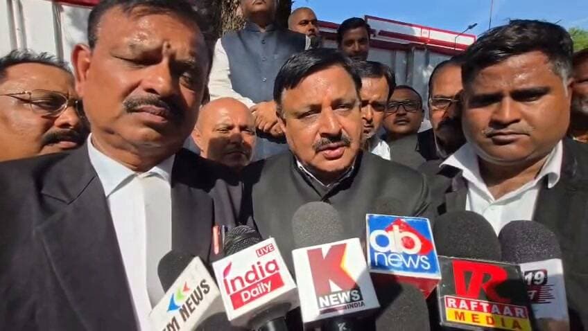 बहराइच में अधिवक्ताओं के अध्यक्ष ने दी खुली चुनौती
अगर नहीं हुई गिरफ्तारी तो होगा बड़ा आंदोलन