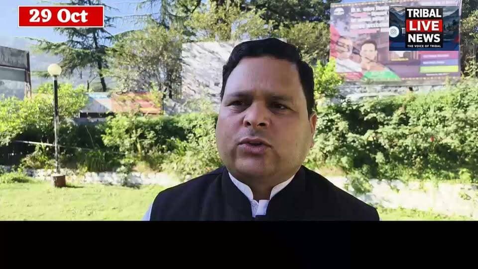 हिमाचल में रक्षाबंधन के बाद करवाचौथ पर भी पुरुषों को छुट्टी, कांग्रेस जिलाध्यक्ष सुरजीत भरमौरी ने फैसले को बताया ऐतिहासिक
मुख्यमंत्री का जताया आभार, कहा—दोनों पर्वों पर पुरुषों को अवकाश देने की पहल सराहनीय
चंबा | TRIBAL LIVE NEWS
हिमाचल प्रदेश में रक्षाबंधन के बाद अब करवाचौथ पर भी पुरुषों को छुट्टी दिए जाने के फैसले को लेकर कांग्रेस जिलाध्यक्ष सुरजीत भरमौरी ने मुख्यमंत्री के निर्णय की सराहना की है। उन्होंने दोनों फैसलों को ऐतिहासिक बताते हुए मुख्यमंत्री का आभार व्यक्त किया।
सुरजीत भरमौरी ने कहा कि मुख्यमंत्री ने रक्षाबंधन और करवाचौथ जैसे पारंपरिक त्योहारों के अवसर पर पुरुषों को भी अवकाश देने का निर्णय लेकर एक नई पहल की है। उन्होंने कहा कि उनके अनुसार, इस तरह का फैसला लेने वाले मुख्यमंत्री पहले हैं।
भरमौरी ने कहा कि त्योहार परिवारों के साथ समय बिताने, आपसी प्रेम और सामाजिक संबंधों को मजबूत करने का अवसर होते हैं। ऐसे अवसरों पर अवकाश मिलने से लोगों को अपने परिवार के साथ त्योहार मनाने का समय मिल सकता है।
उन्होंने मुख्यमंत्री का आभार व्यक्त करते हुए कहा कि प्रदेश सरकार का यह निर्णय लोगों के लिए महत्वपूर्ण है। उन्होंने दोनों पर्वों पर पुरुषों को छुट्टी देने की पहल को ऐतिहासिक करार दिया।
TRIBAL LIVE NEWS | सच के साथ, निडर, निष्पक्ष, बेखौफ
Adv Surjeet Sharma Bharmouri