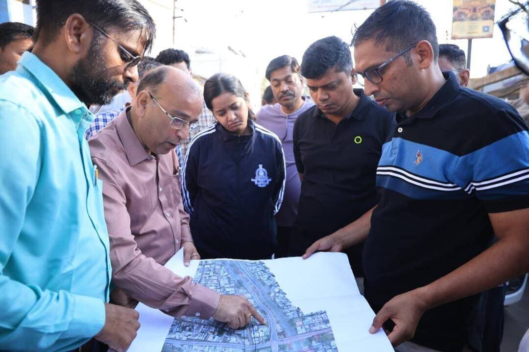 सिंहस्थ-2028 | नियमित निरीक्षण-102
हरिफाटक अंडरपास और मार्ग चौड़ीकरण कार्यों में तेजी लाएं, टीम एवं संसाधन बढ़ाएं — संभागायुक्त श्री आशीष सिंह
संभागायुक्त-सह-सिंहस्थ मेला अधिकारी श्री आशीष सिंह एवं कलेक्टर श्री रौशन कुमार सिंह ने निर्माण कार्यों का निरीक्षण कर दिए आवश्यक निर्देश।
हरिफाटक क्षेत्र में प्रस्तावित अंडरपास निर्माण, कवेलू कारखाना चौराहा से नीलगंगा चौराहा तथा शांतिनगर होते हुए गेल इंडिया तक मार्ग चौड़ीकरण कार्यों की समीक्षा की। निर्माण कार्य निर्धारित समय-सीमा में पूर्ण करने और गुणवत्ता पर विशेष ध्यान देने के निर्देश दिए।
निर्माण के दौरान यातायात सुचारु बनाए रखने के लिए ट्रैफिक पुलिस के साथ वैकल्पिक यातायात व्यवस्था तैयार करने तथा संबंधित विभागों को आपसी समन्वय से कार्यों में तेजी लाने के निर्देश दिए।
CM Madhya Pradesh Jansampark Madhya Pradesh
Dr Mohan Yadav Collector Office Ujjain
#Simhastha2028 #Ujjain #MadhyaPradesh #JansamparkMP