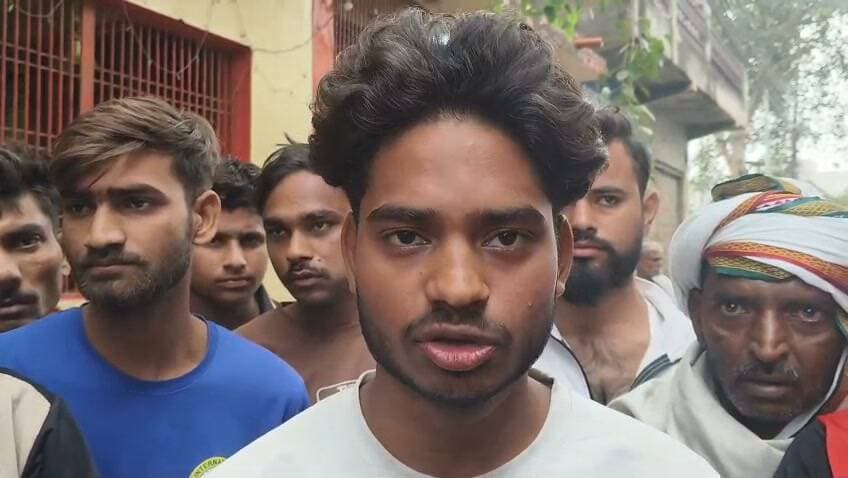फिरोजाबाद में बड़ा हंगामा 🔴 प्रसव के दौरान अनहोनी, जैन नगर के प्राइवेट हॉस्पिटल के बाहर परिजनों ने शव रखकर किया प्रदर्शन
फिरोजाबाद के जैन नगर स्थित आरोग्य हॉस्पिटल पर गंभीर आरोप।
नगला मोती निवासी अंश की 25 वर्षीय पत्नी को 28 अक्टूबर को भर्ती कराया गया था। परिजनों का आरोप है ऑपरेशन के बाद हालत बिगड़ी तो आगरा रेफर कर दिया गया, जहां सब कुछ खत्म हो गया।
गुस्साए परिजनों ने अस्पताल के बाहर प्रदर्शन कर न्याय की मांग की। सूचना पर थाना पुलिस मौके पर पहुंची।
परिजन बोले - हमें इंसाफ चाहिए, जांच हो।
पूरा मामला वीडियो में सुनिए 👇
ऐसी ही फिरोजाबाद की हर छोटी-बड़ी खबर सबसे पहले देखने के लिए पेज को Follow करें - DDM NEWS Firozabad
#FirozabadBreaking #FirozabadNews #Firozabad #JainNagar #ViralVideo #JusticeForFamily #DDMNews #UPBreaking