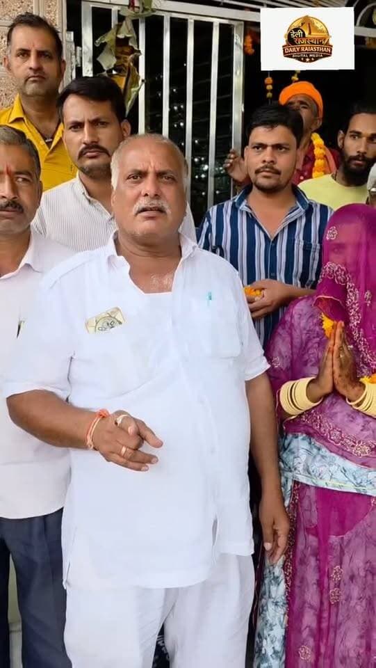 सेमटाल ग्राम पंचायत में मंजू गमेती निर्विरोध सरपंच, किशन गमेती निर्विरोध वार्ड पंच बने
गोगुंदा। क्षेत्र की सेमटाल ग्राम पंचायत में ग्रामीणों ने आपसी सहमति से निर्विरोध सरपंच और वार्ड पंच का चयन किया। ग्रामीणों ने मंजू गमेती को निर्विरोध सरपंच चुना, वहीं ग्राम पंचायत के वार्ड संख्या 4 से किशन गमेती निर्विरोध वार्ड पंच बने।
दोनों के निर्विरोध चुने जाने पर ग्रामीणों ने खुशी जाहिर करते हुए उन्हें बधाई दी और शुभकामनाएं दीं। ग्रामीणों के इस निर्णय को आपसी सहमति और एकजुटता के रूप में देखा जा रहा है।