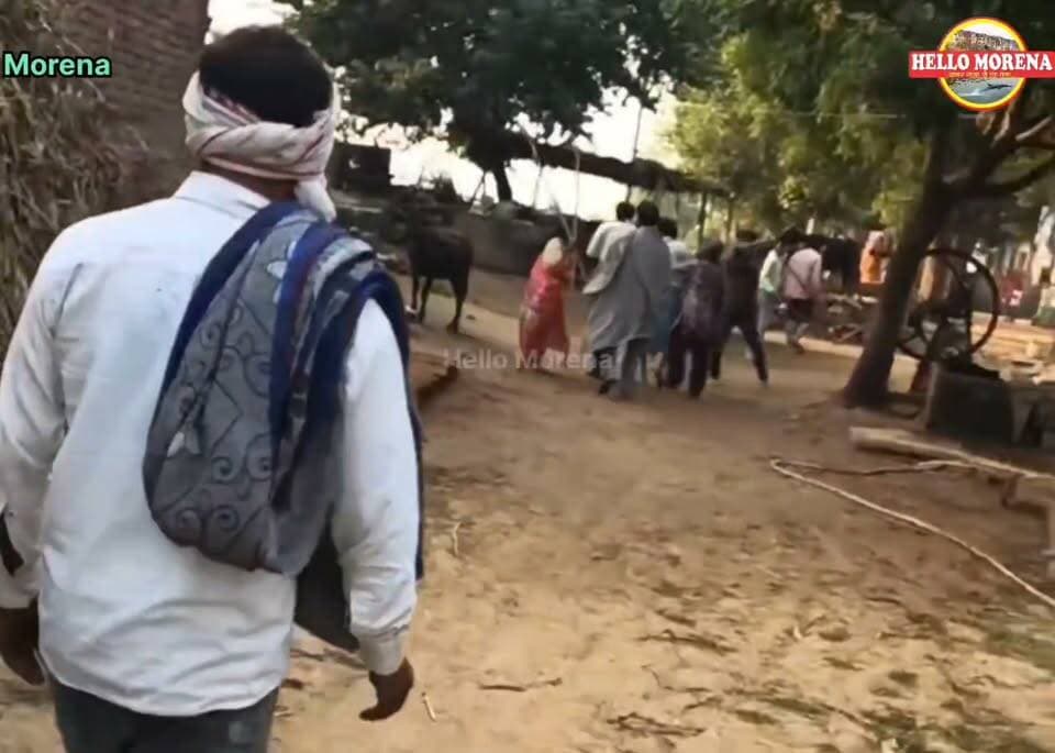 पिता-पुत्र पर हमला, महिलाओं ने भी भांजी लाठियां, दोनों घायल अस्पताल पहुंचे, मामला डेढ़👇
घटना मुरैना में सिविल लाइंस थाना क्षेत्र के गांव परम सिंह का पुरा की है। यहां बिजली के तार डालने को लेकर कुछ लोगों ने उदय सिंह जाटव और उसके बेटे रंजीत को लाठियों से पीटा। हमले का आरोप
हरिसिंह जाटव, उसके बेटे अतेंद्र, प्रमोद व भांजे नीकेश जाटव सहित कुछ महिलाओं पर है।