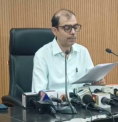 बिहार कैबिनेट की बैठक में कुल 43 एजेंडों पर मुहर लगी है।
➡️सबसे महत्वपूर्ण निर्णयों में "बिहार एमएसएमई नीति, 2026" को मंजूरी दी गई है, जिसका उद्देश्य 5 वर्षों में एक करोड़ परिवारों को उद्यमी बनाना है।
#BiharNews #bihar #BiharCabinetDecisions #BreakingNews #viralreelschallenge #foryoupageシ #explorepage #fypシ #HindiNews #hindinewslive #fypシ゚viralシ