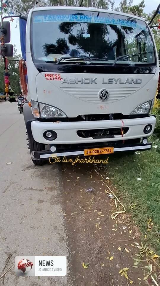 इंडिया कितना विकास कर गया की आज कल पत्रकार भाई लोग ट्रक से भी चल रहे है